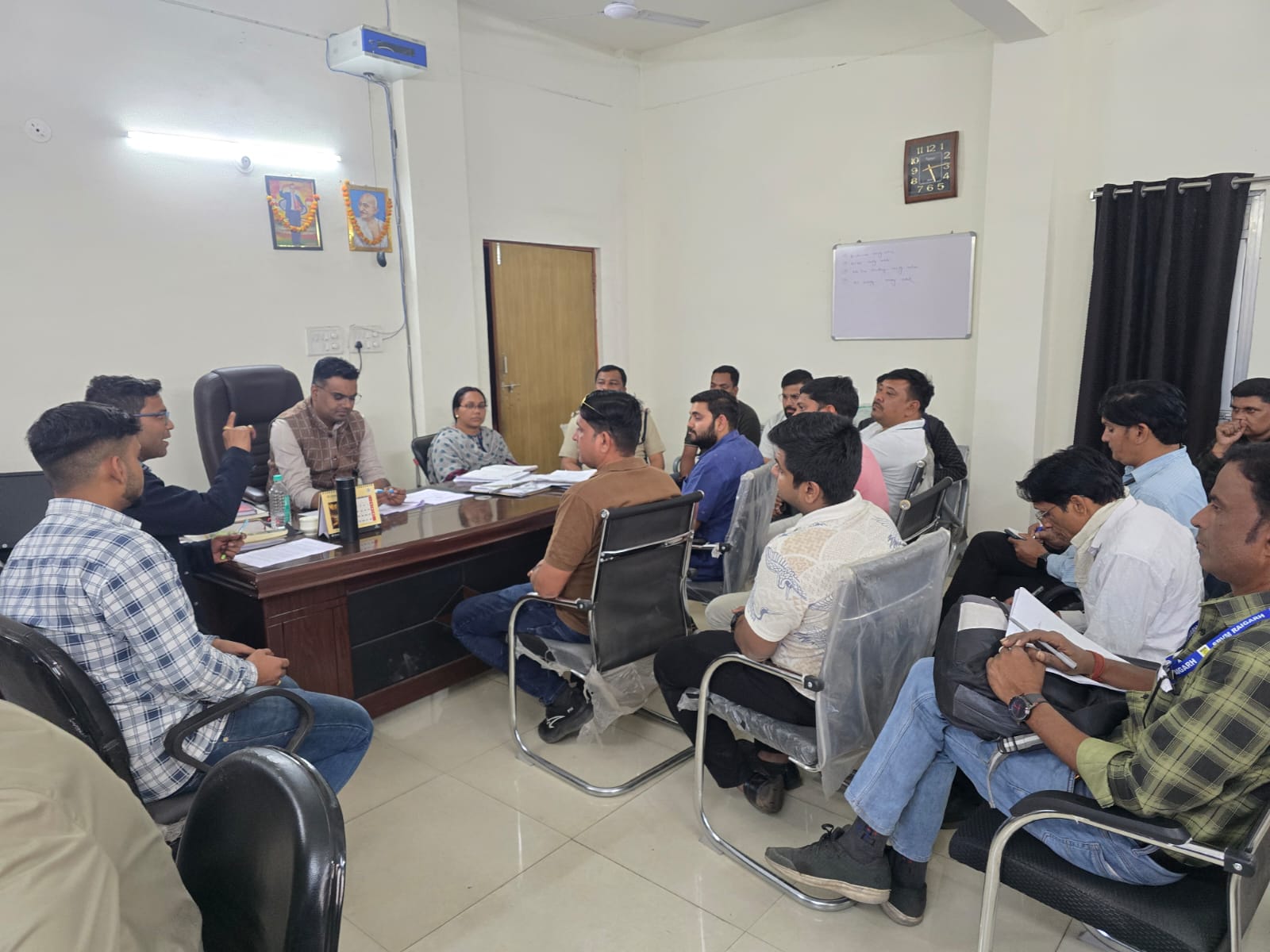 दोपहिया वाहनों के साथ हेलमेट वितरण अब अनिवार्य , मोटरयान अधिनियम के तहत नियमों का कड़ाई से पालन करने के निर्देश