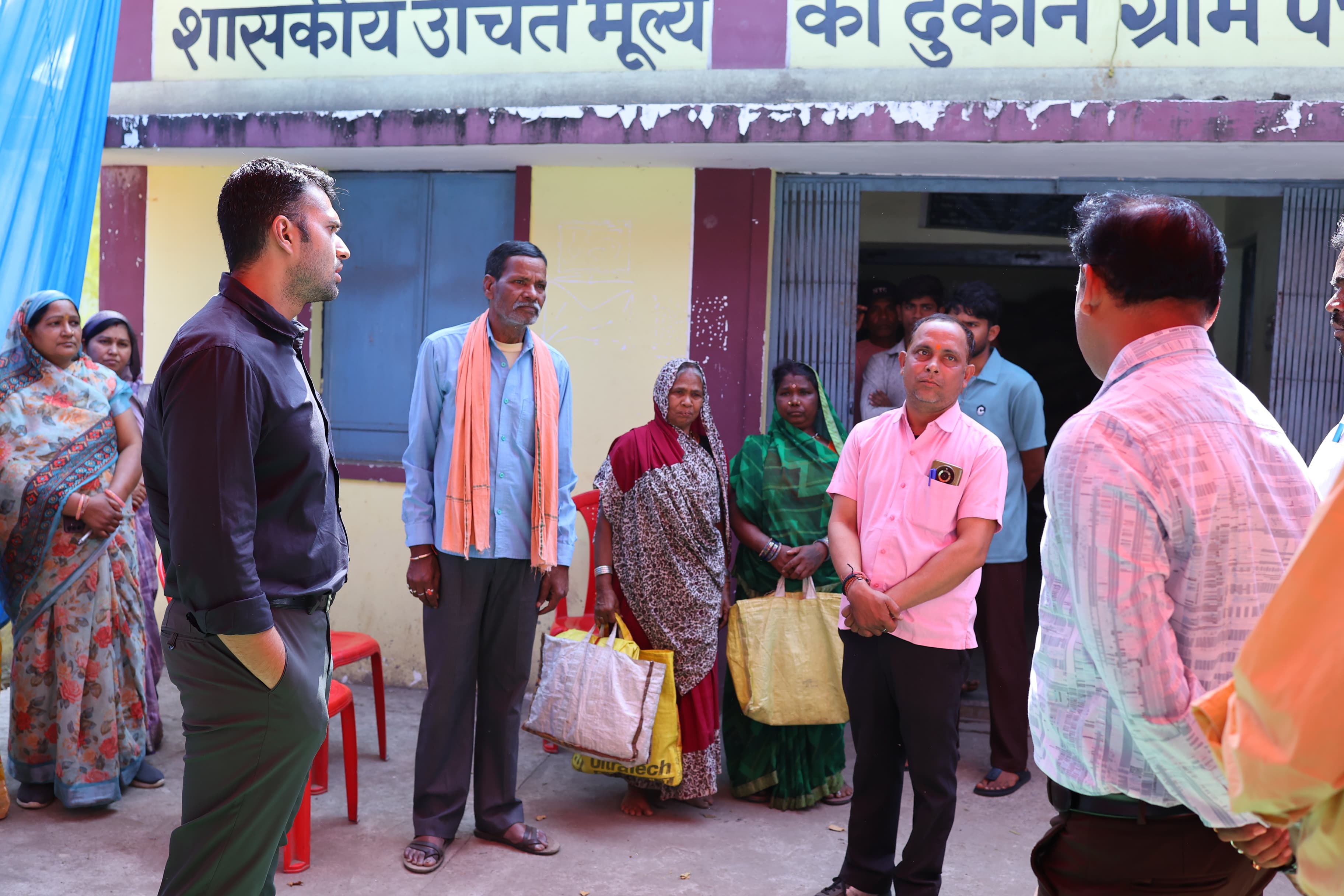 कलेक्टर मयंक चतुर्वेदी ने चावल उत्सव में पहुंचकर परखी व्यवस्थाएं, पारदर्शी और सामाजिक निगरानी में राशन वितरण के दिए सख्त निर्देश&rdquo;