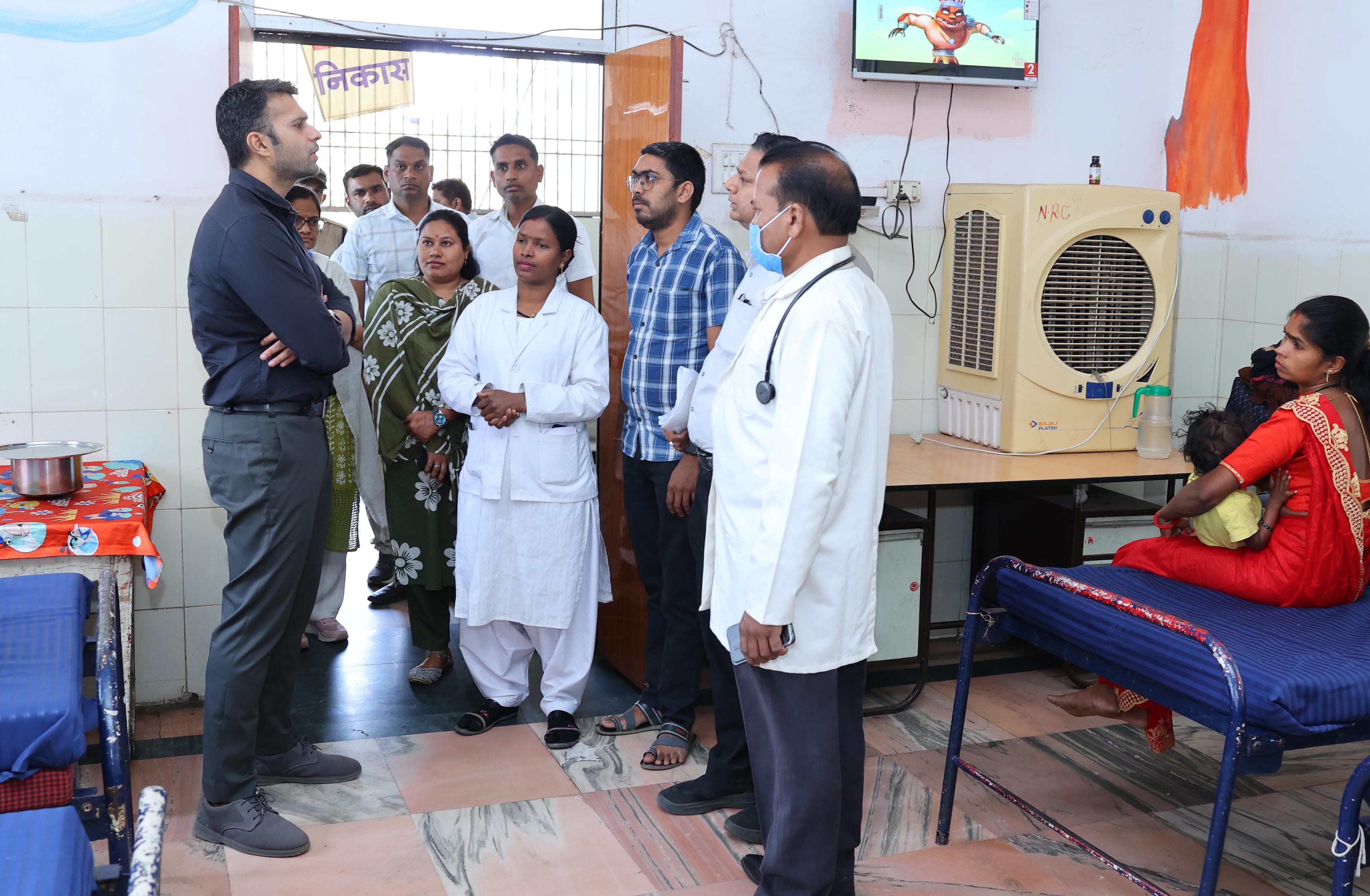 स्वास्थ्य सेवाओं को नई धार देने मैदान में उतरे कलेक्टर मयंक चतुर्वेदी, खरसिया सिविल अस्पताल से लेकर चपले सीएचसी तक किया औचक निरीक्षण, व्यवस्थाओं की बारीकी से ली पड़ताल