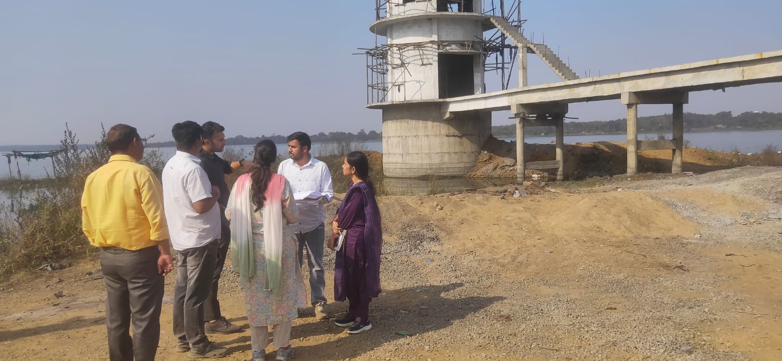 हर घर शुद्ध पेयजल हमारी प्राथमिकता&rdquo; &ndash; कलेक्टर मयंक चतुर्वेदी ने निर्माण कार्यों की बारीकी से की समीक्षा, पाइपलाइन, टंकी निर्माण और सामग्री की गुणवत्ता सुनिश्चित करने के दिए स्पष्ट निर्देश