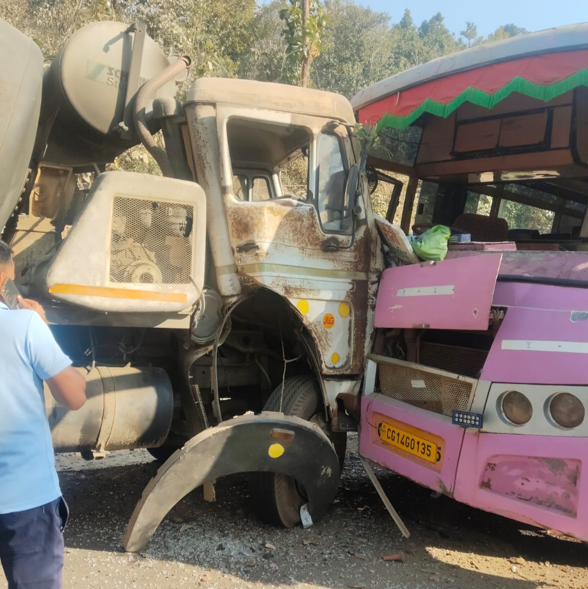 नई सड़क लेकिन नहीं सुरक्षा! रौनी घाट में खतरनाक मोड़ पर तेज रफ्तार का कहर, यात्री बस और मिक्सर मशीन की भीषण टक्कर से 20 से अधिक लोग घायल, स्थानीय लोगों ने उठाई ठोस सुरक्षा उपायों की मांग