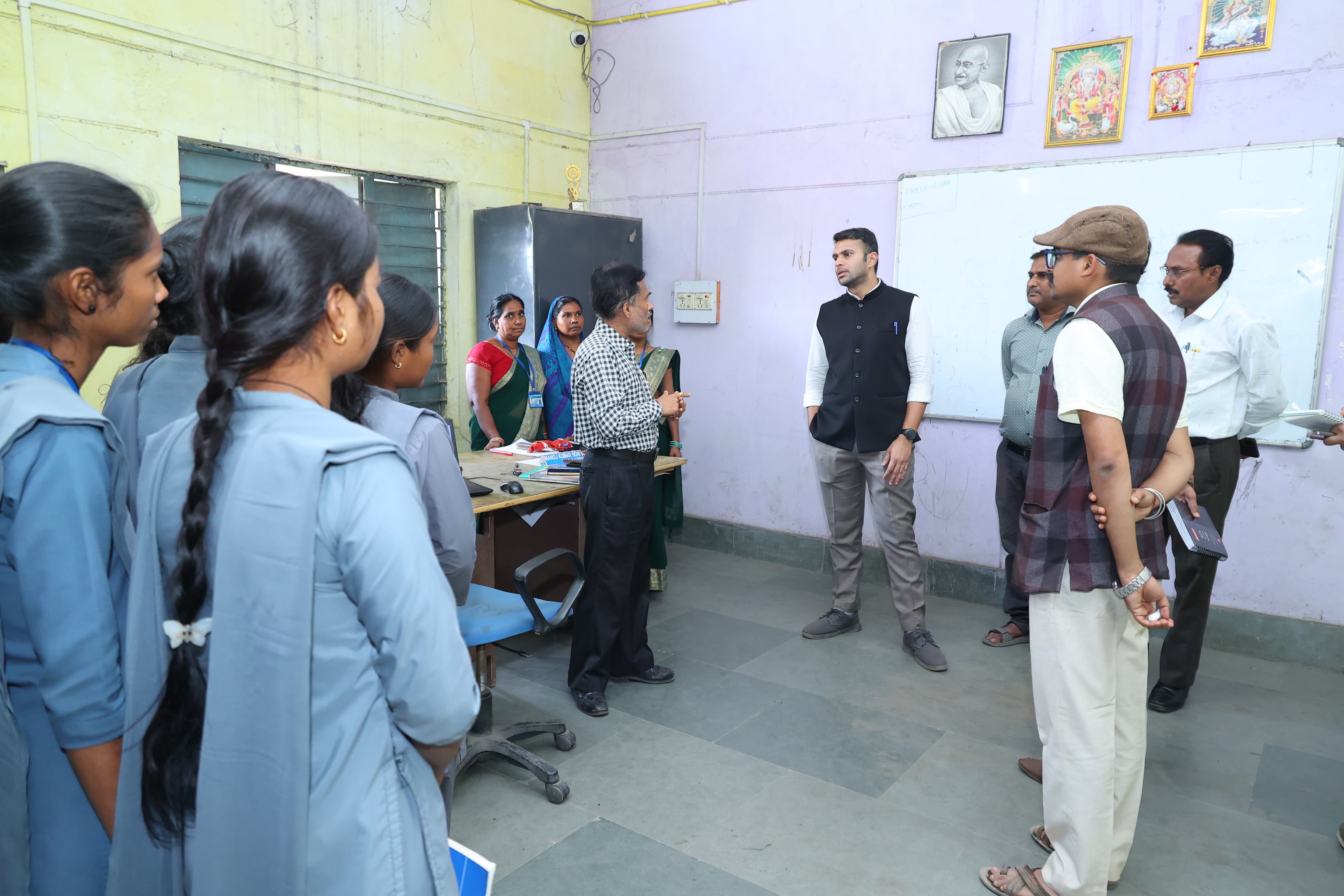 खनिज उत्खनन प्रभावित घरघोड़ा में आईटीआई प्रशासनिक भवन का होगा उन्नयन, मुख्यमंत्री युवा केंद्र को बनाया जाएगा रोजगार उन्मुखी प्रशिक्षण केंद्र,कलेक्टर श्री मयंक चतुर्वेदी का सघन दौरा