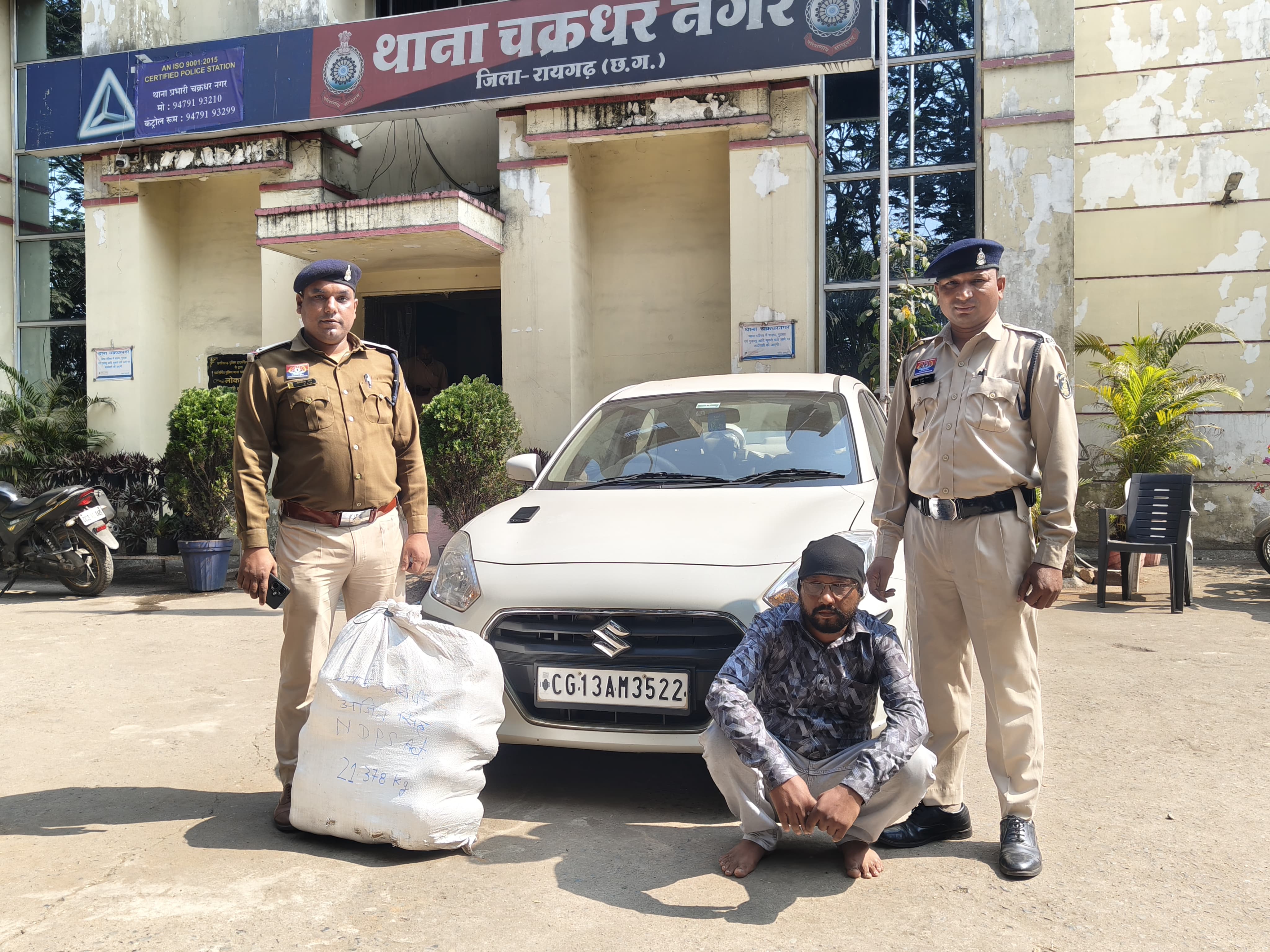 ऑपरेशन &ldquo;आघात&rdquo; बना तस्करों के लिए काल &mdash; पहाड़ मंदिर रोड पर सघन नाकेबंदी के दौरान 21 किलो से अधिक गांजा के साथ तस्कर गिरफ्तार, ओडिशा से लाकर खपाने की साजिश नाकाम, कार-मोबाइल सहित 10 लाख से अधिक की संपत्ति जब्त