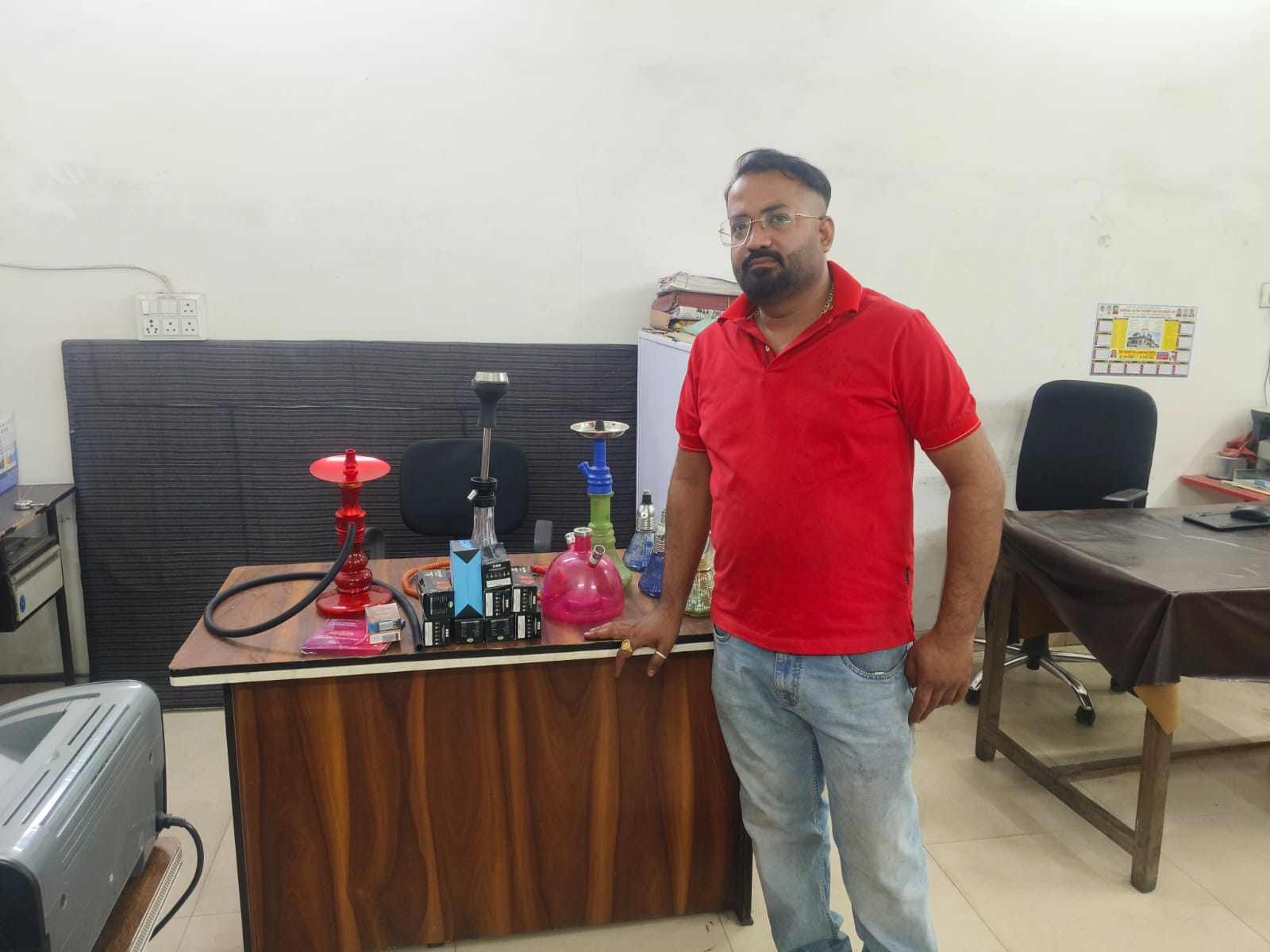 युवाओं को नशे से बचाने के लिए पुलिस की सख्ती,ऑपरेशन आघात&rdquo; के तहत रेलवे स्टेशन क्षेत्र की पान दुकान में हुक्का पिलाते पकड़ा गया संचालक,&nbsp;एसएसपी ने कहा&mdash;नशे के कारोबारियों पर लगातार होगी कार्रवाई
