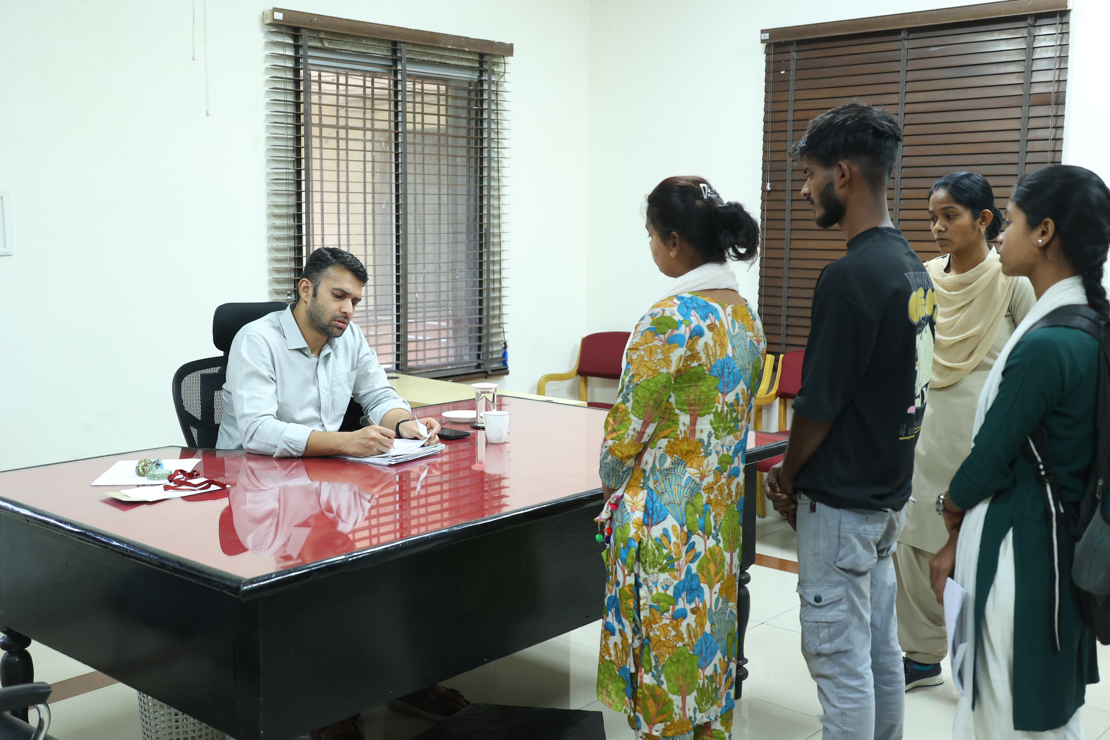 जनदर्शन में कलेक्टर ने सुनीं आमजन की समस्याएं, अधिकारियों को त्वरित निराकरण के निर्देश