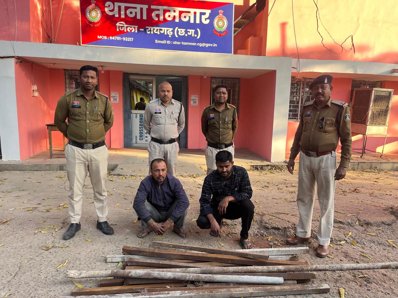 कबाड़ खरीदी की आड़ में चोरी का खेल बेनकाब: ग्राम गारे माइंस क्षेत्र से शेड तोड़कर सामान पार करने वाले आरोपियों को तमनार पुलिस ने दबोचा, अवैध कबाड़ कारोबारियों पर पुलिस की पैनी नजर