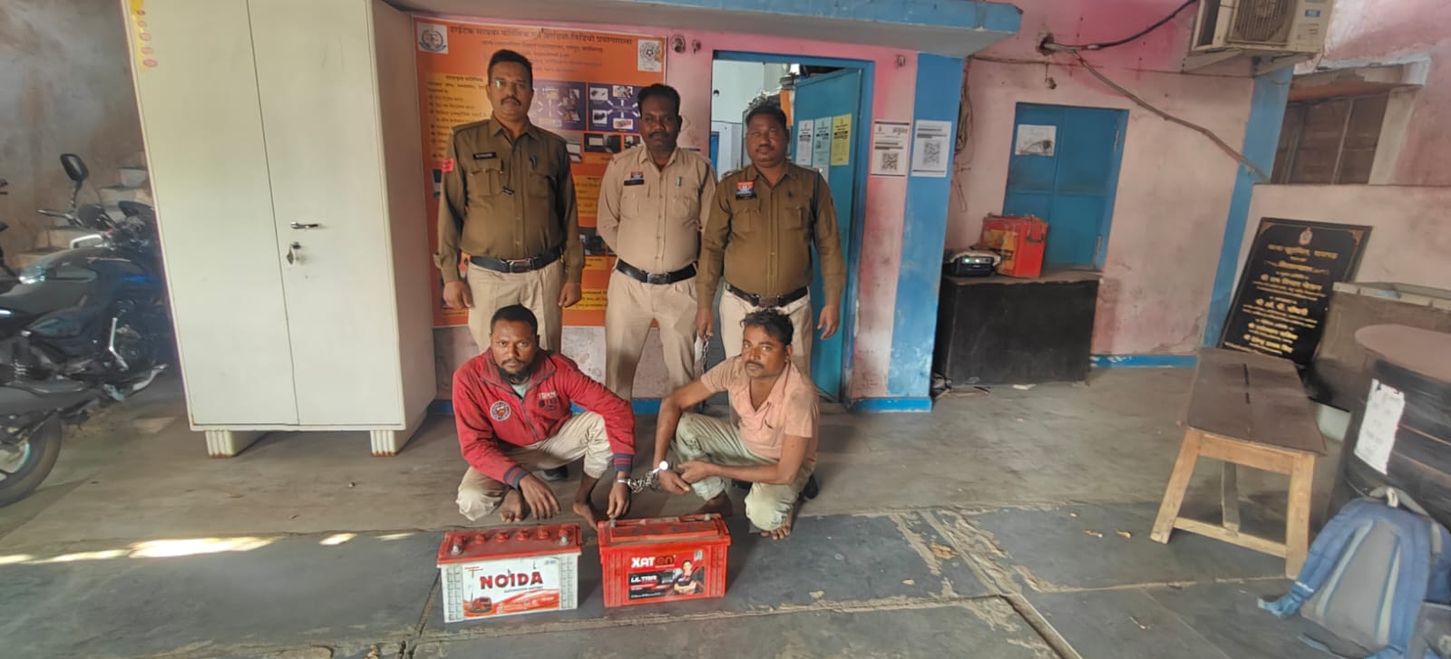 ट्रक से बैटरी चोरी का खुलासा: जूटमिल पुलिस की ताबड़तोड़ कार्रवाई में 24 घंटे के भीतर दो शातिर चोर गिरफ्तार, ₹15 हजार की बैटरियां बरामद &mdash; मुख्य आरोपी पर हत्या, आगजनी समेत कई गंभीर मामले दर्ज