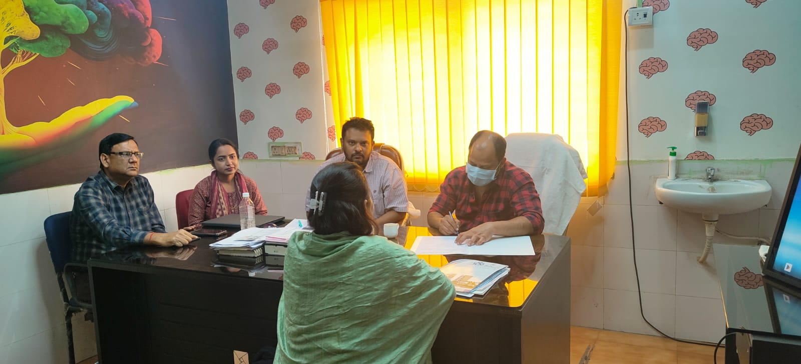 मानसिक स्वास्थ्य को प्राथमिकता: रायगढ़ में &lsquo;टेली मानस&rsquo; और &lsquo;टोरेंट प्रोजेक्ट&rsquo; से घर बैठे मिल रही निःशुल्क परामर्श सुविधा