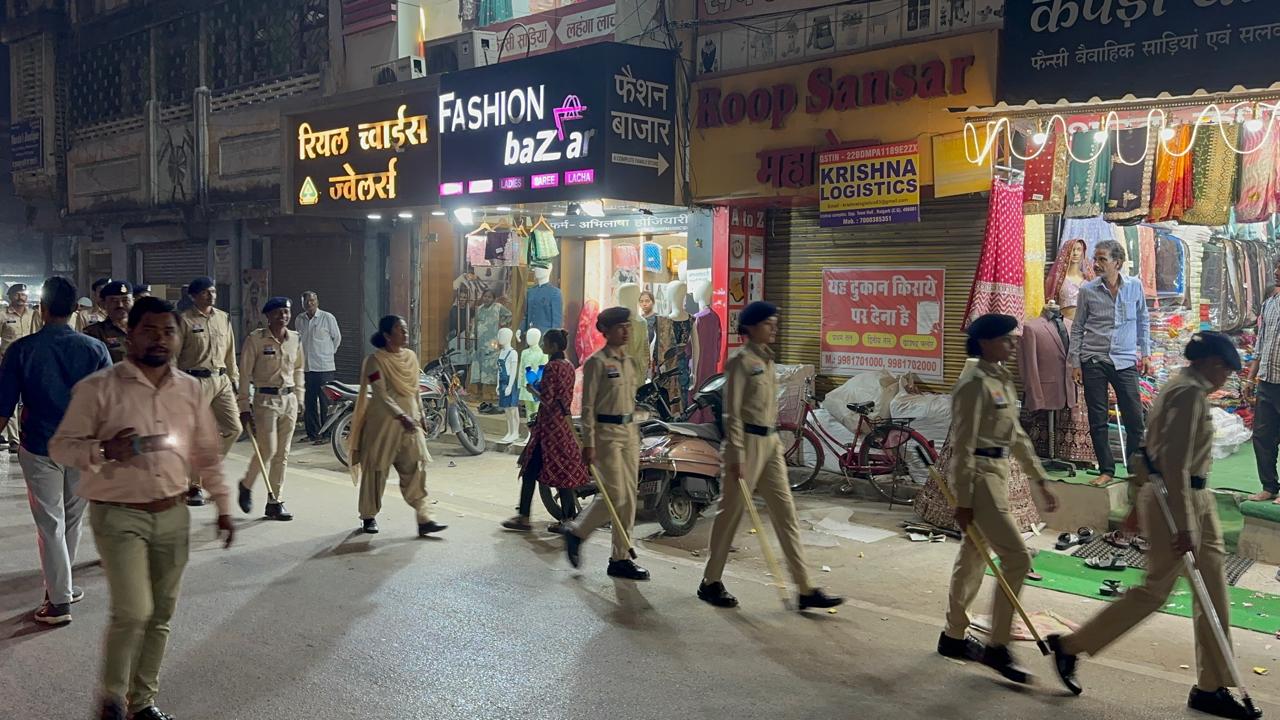 रायगढ़ पुलिस की अपराध रोकथाम मुहिम तेज &mdash; मुख्य सराफा बाजार में फुट पेट्रोलिंग कर व्यापारियों को डायल 112, पुलिस वेरिफिकेशन और सीसीटीवी अनिवार्यता पर किया जागरूक