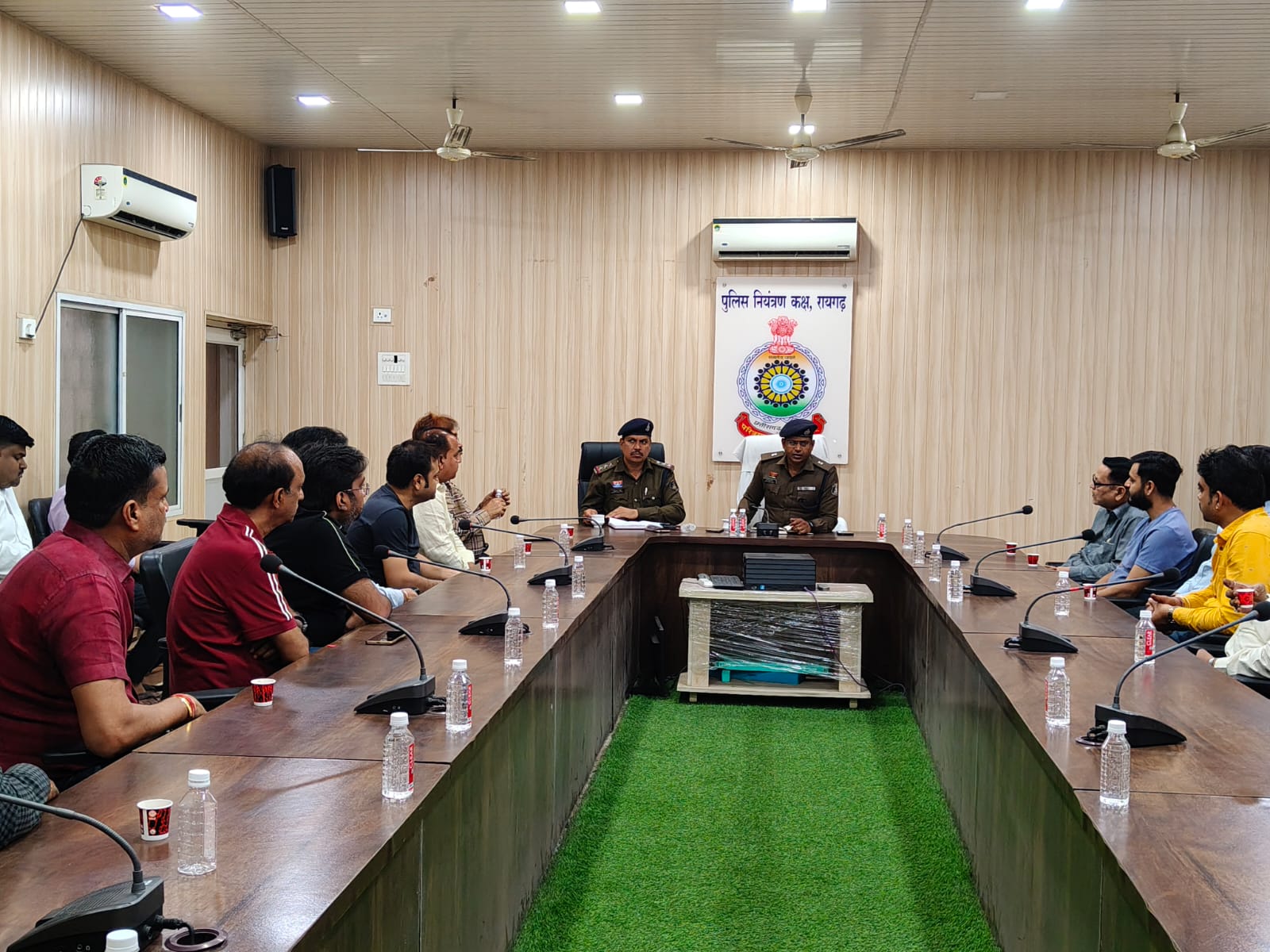 एसएसपी शशि मोहन सिंह का कड़ा और स्पष्ट संदेश&mdash;&ldquo;रायगढ़ पुलिस की प्राथमिकता केवल अपराधियों को पकड़ना नहीं, बल्कि व्यापारियों के सहयोग से ऐसा अभेद्य सुरक्षा तंत्र तैयार करना है जिससे घटना होने की नौबत ही न आए और शहर में सुरक्षित, भरोसेमंद व निर्भीक व्यापारिक वातावरण कायम रहे&rdquo;