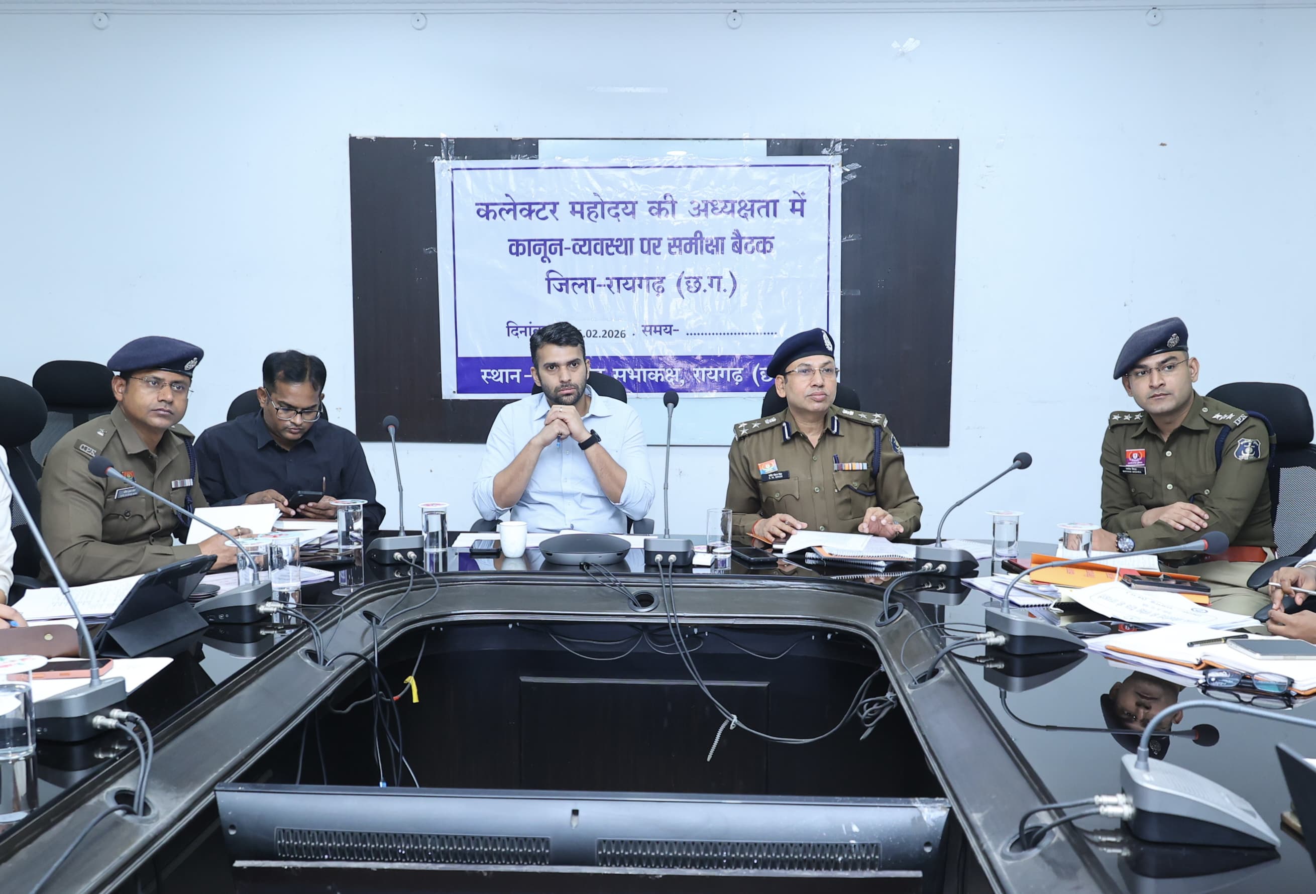 नशे पर वार, दुर्घटनाओं पर प्रहार : कानून व्यवस्था को लेकर प्रशासन अलर्ट मोड में - कलेक्टर&ndash;एसएसपी की संयुक्त समीक्षा बैठक, 16 बिंदुओं पर विस्तृत चर्चा एवं सख्त निर्देश जारी