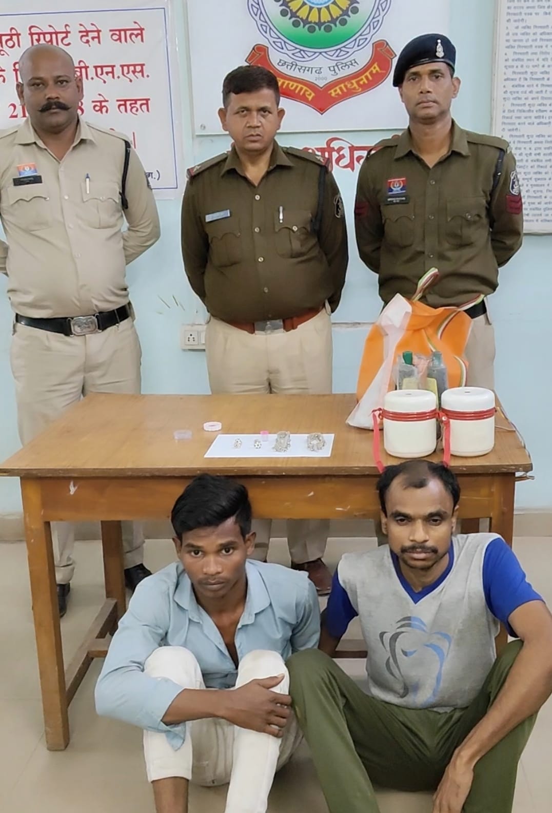 नावापारा टेण्डा में डबल चोरी कांड का 24 घंटे में सनसनीखेज खुलासा: घर और राशन दुकान से लाखों के जेवर-सामान पार, घरघोड़ा पुलिस की ताबड़तोड़ कार्रवाई में तीन आरोपी धराए, चोरी का माल खरीदने वाला ज्वेलर्स भी सलाखों के पीछे