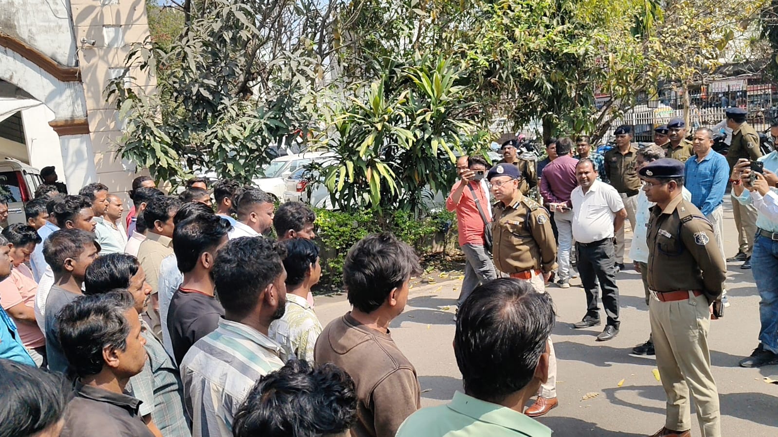 सुधर जाओ बदमाशों, वरना होली के पहले ही जेल की सलाखें होंगी तैयार&rdquo; &mdash; 100 से अधिक निगरानी और आदतन अपराधियों की एसएसपी कार्यालय में परेड, रायगढ़ पुलिस की दो टूक चेतावनी