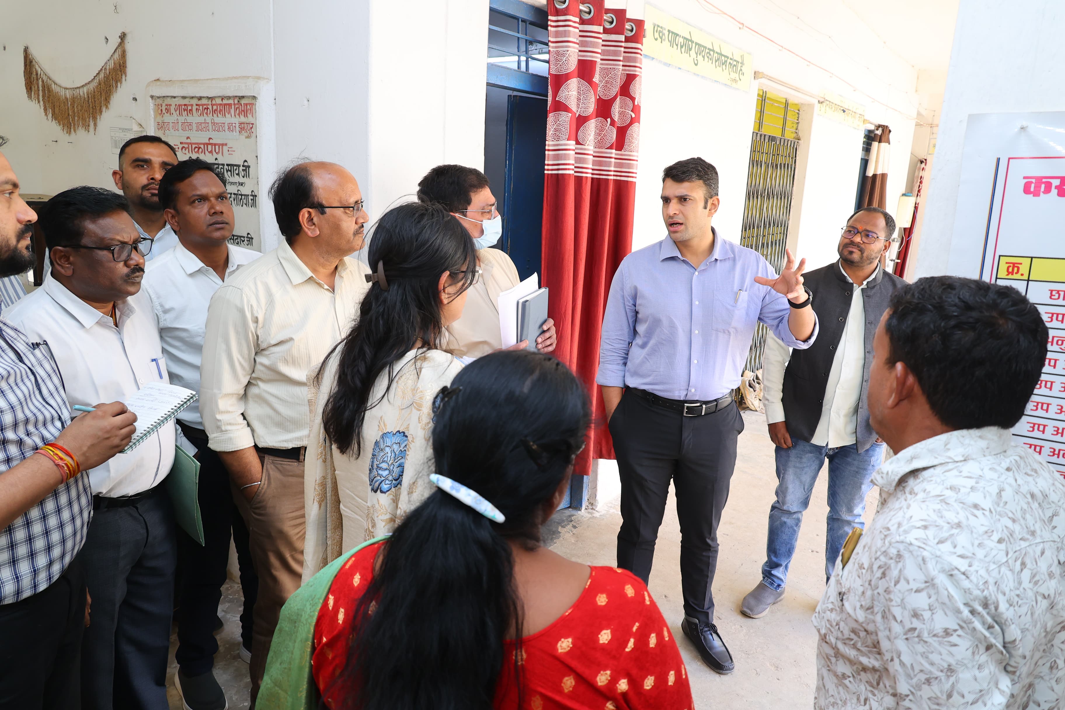 कलेक्टर ने आदिवासी बहुल लैलूंगा में योजनाओं और शासकीय आधारभूत संरचनाओं का किया अवलोकन