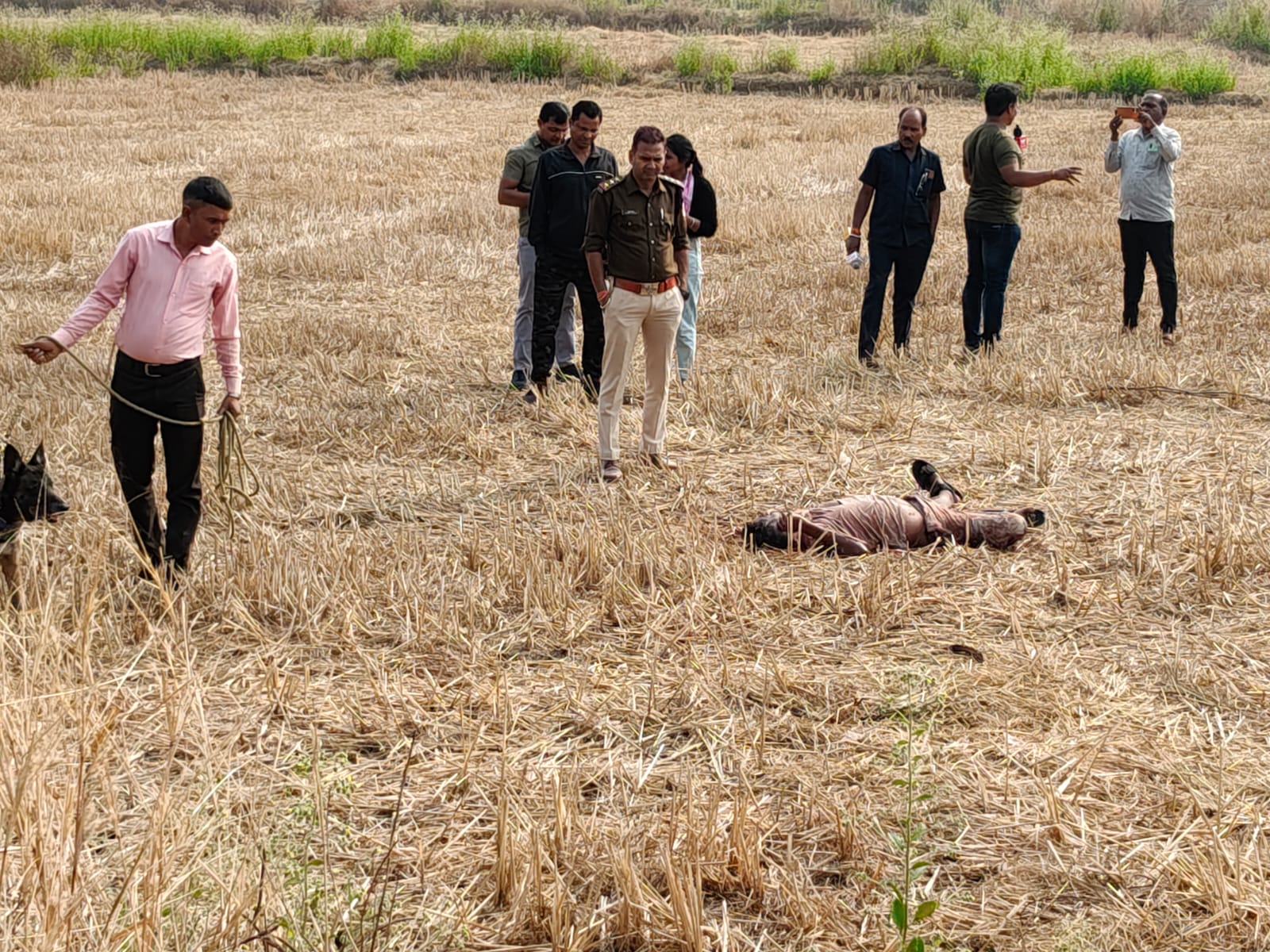 खरसिया के परासकोल में सनसनीखेज वारदात &mdash; खेत में खून से लथपथ मिला 35 वर्षीय युवक का शव, धारदार हथियार से गोदकर निर्मम हत्या, अज्ञात हत्यारों के खिलाफ मामला दर्ज, पुलिस की जांच शुरू