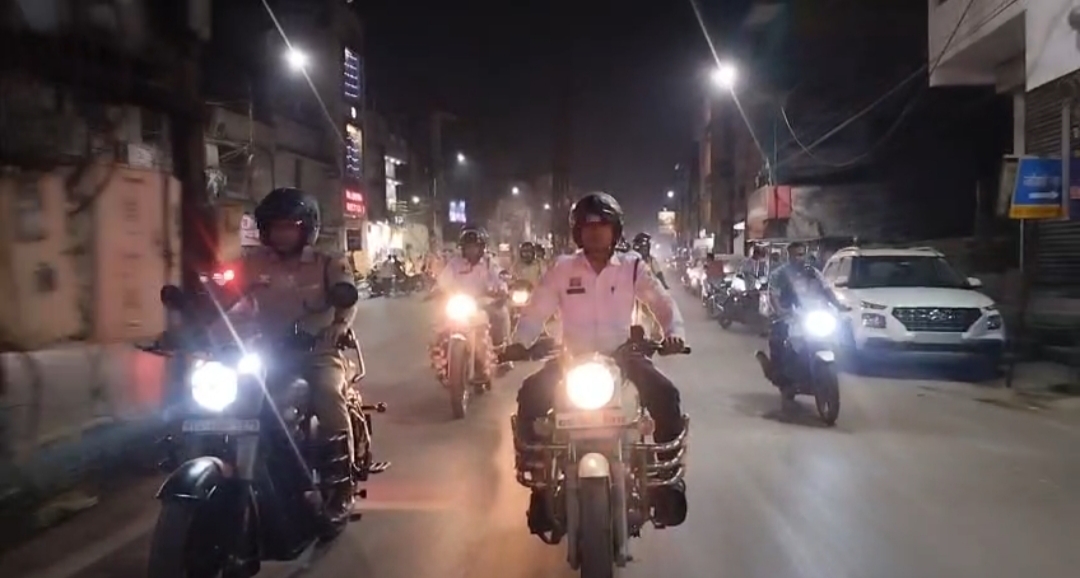 होली से पहले &lsquo;सुरक्षा का रंग&rsquo; में पुलिस &mdash; एडिशनल एसपी अनिल सोनी के नेतृत्व में सड़कों पर उतरी पुलिस, एसएसपी शशि मोहन सिंह का सख्त संदेश: हुड़दंगियों की खैर नहीं!