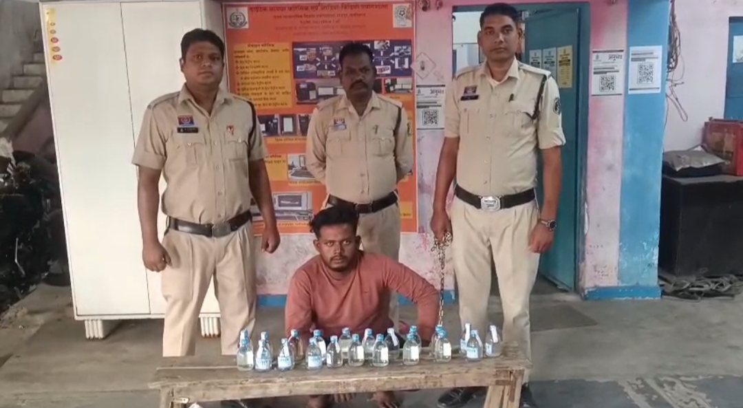 होली से पहले पुलिस का ऑपरेशन आघात&rdquo; के तहत 48 घंटे में 12 तस्कर गिरफ्तार, 158 लीटर अवैध शराब जब्त &mdash; एसएसपी की सख्त चेतावनी से मचा हड़कंप-घरघोड़ा से कोतवाली तक ताबड़तोड़ छापेमारी &mdash; असामाजिक तत्वों की होली फीकी!