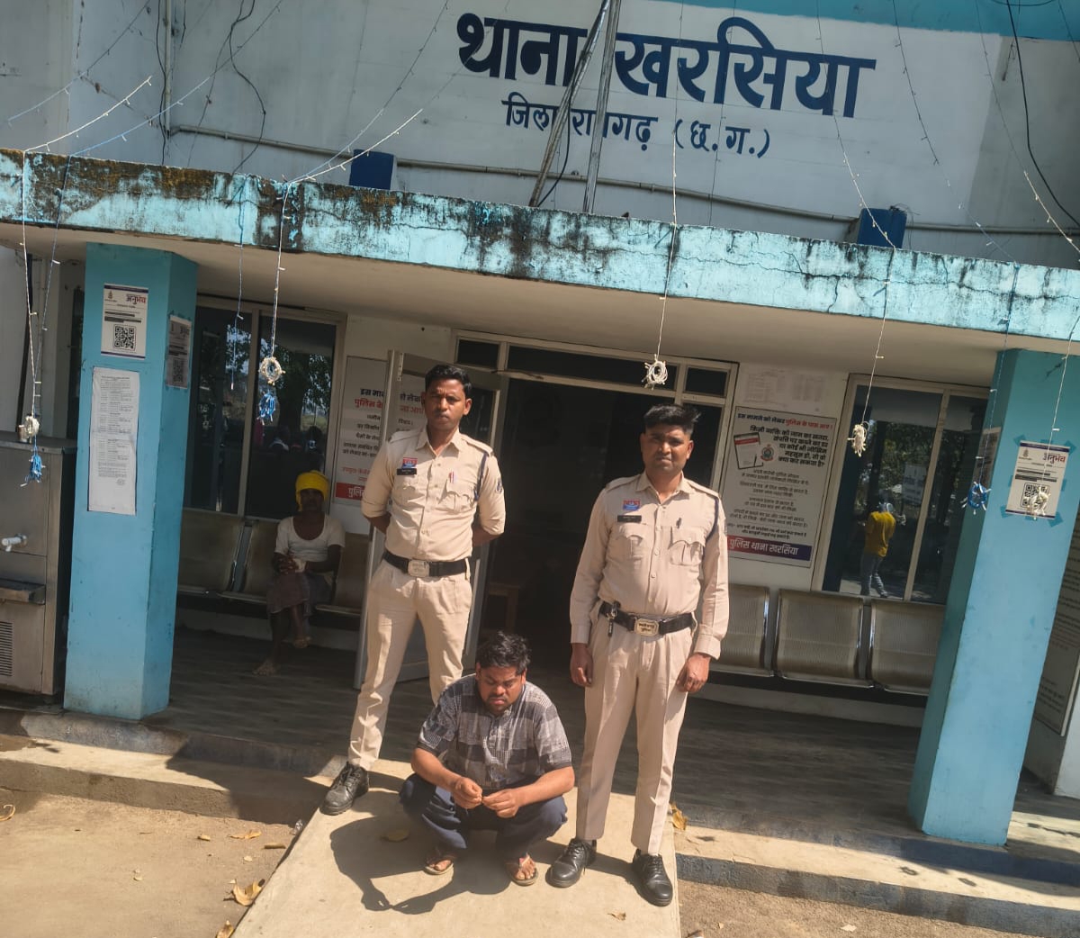 भारत-वेस्टइंडीज मुकाबले पर मोबाइल एप से चल रहा था ऑनलाइन सट्टा का खेल, खरसिया में पुलिस की दबिश से मचा हड़कंप &mdash; सट्टा खाईवाल मुकेश अग्रवाल गिरफ्तार, 4 हजार नकद और मोबाइल जब्त