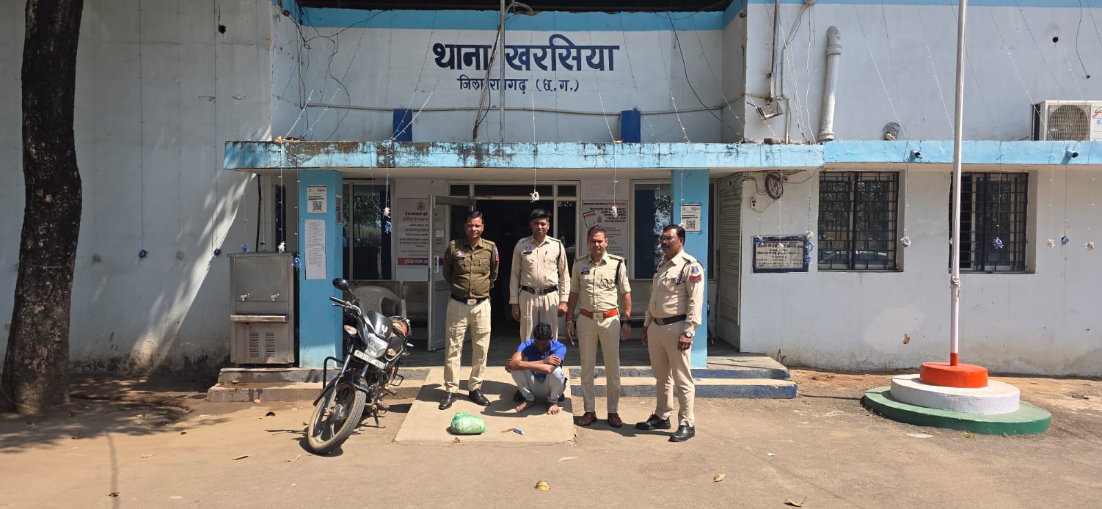 उधारी के पैसे मांगने पर कर दी हत्या ! परासकोल में अंधी हत्या का सनसनीखेज खुलासा &mdash; खरसिया पुलिस ने 72 घंटे में दबोचा बेरहम कातिल को, चाकू-खून से सने कपड़े और बाइक जब्त