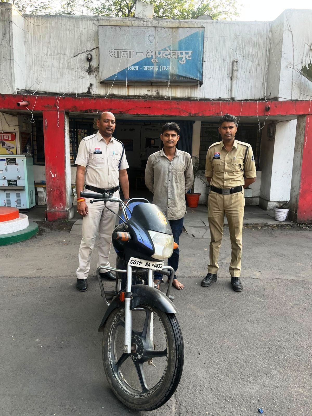 जेएसडब्ल्यू कंपनी गेट के बाहर से उड़ाई गई मोटरसाइकिल पर भूपदेवपुर पुलिस का शिकंजा, त्वरित कार्रवाई में आरोपी गिरफ्तार, चोरी की बाइक बरामद कर भेजा गया न्यायिक रिमांड