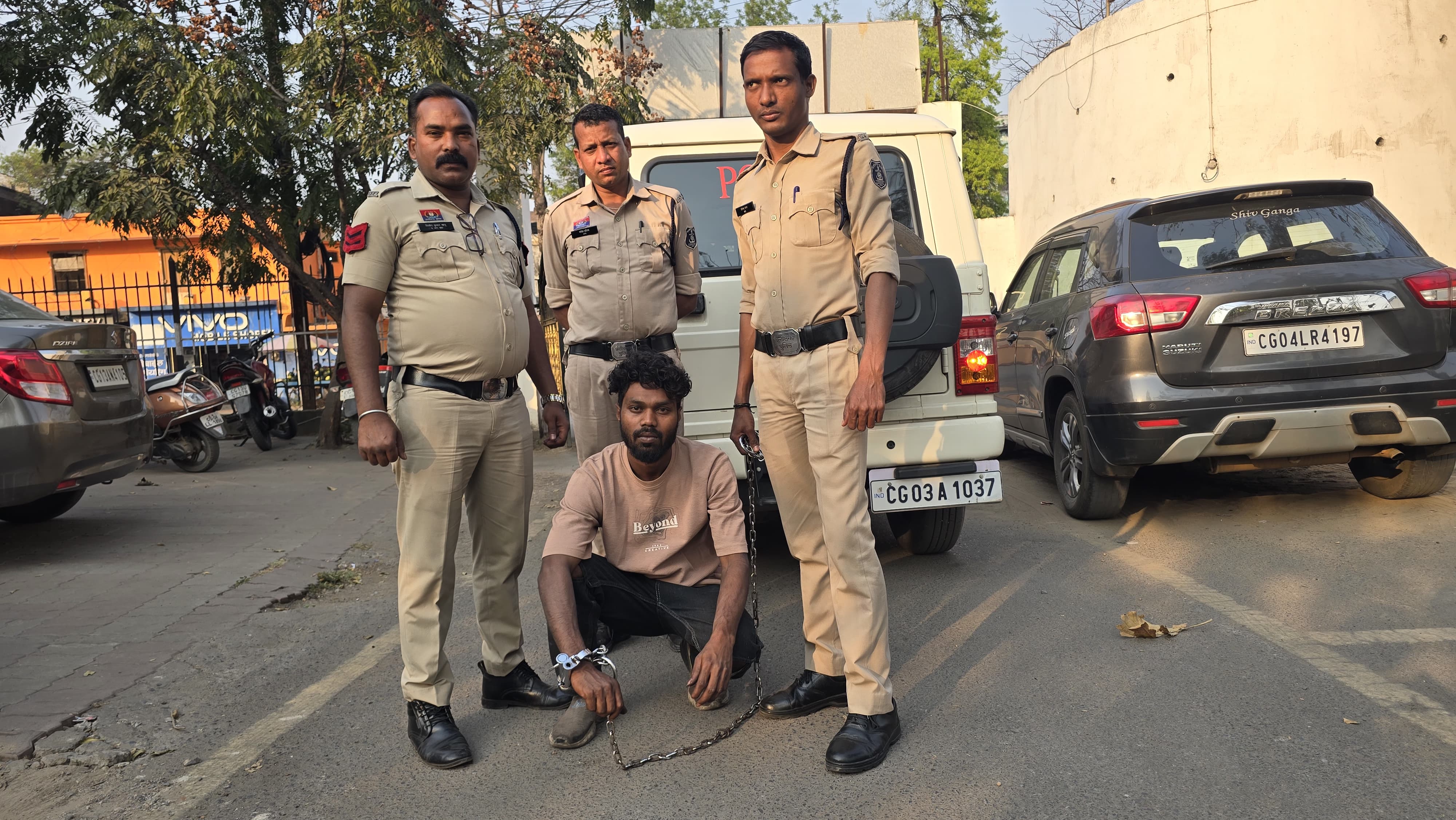 &ldquo;ऑपरेशन तलाश&rdquo; में रायगढ़ पुलिस की बड़ी कामयाबी: पॉक्सो एक्ट में फरार चल रहा आरोपी शंकर बरेठ बैकुंठपुर से गिरफ्तार, नाबालिग से छेड़खानी और मारपीट के कई मामलों में था वांछित