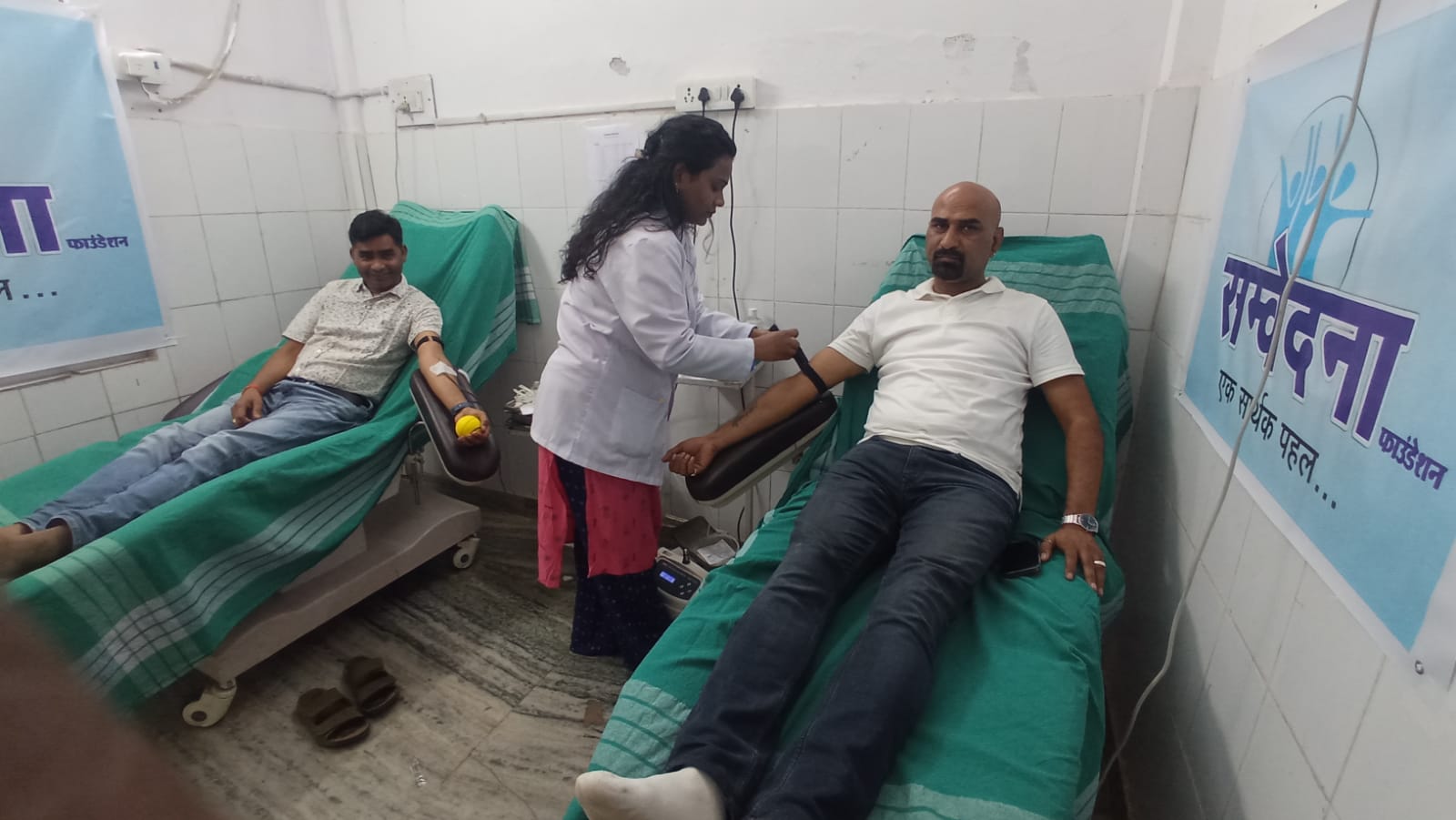 संवेदना फाउंडेशन के स्थापना दिवस पर लगा रक्तदान शिविर, युवाओं व नगरवासियों ने दिखाया उत्साह, जरूरतमंद मरीजों के लिए जुटी 15 यूनिट जीवनदायिनी रक्त