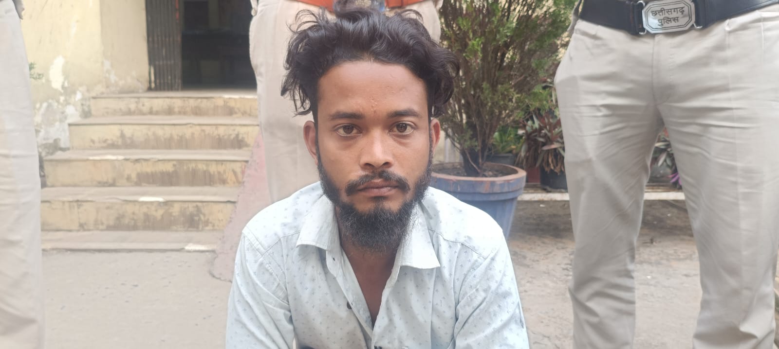 रायगढ़ में दरिंदगी: नाबालिग को कॉलोनी से बाइक पर अगवा कर कमरे में किया दुष्कर्म, 20 मामलों का हिस्ट्रीशीटर विशाल ठाकुर गिरफ्तार