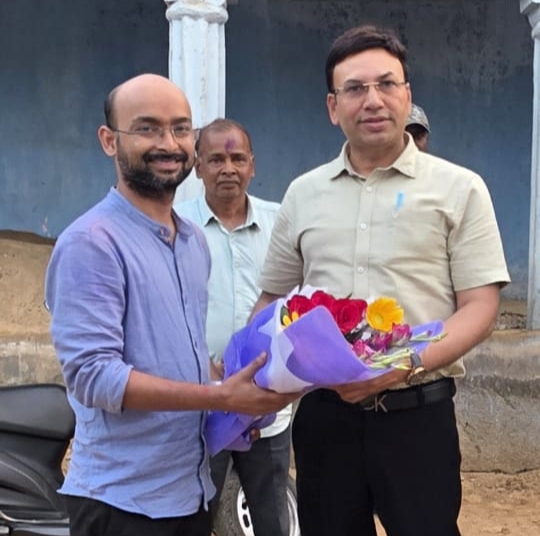 लगन, संघर्ष और सपनों की जीत&rdquo; &ndash; संबलपुरी के अजय गुप्ता ने यूपीएससी में 452वीं रैंक हासिल कर बढ़ाया रायगढ़ का गौरव, एसएसपी शशि मोहन सिंह सहित अधिकारियों ने किया सम्मान