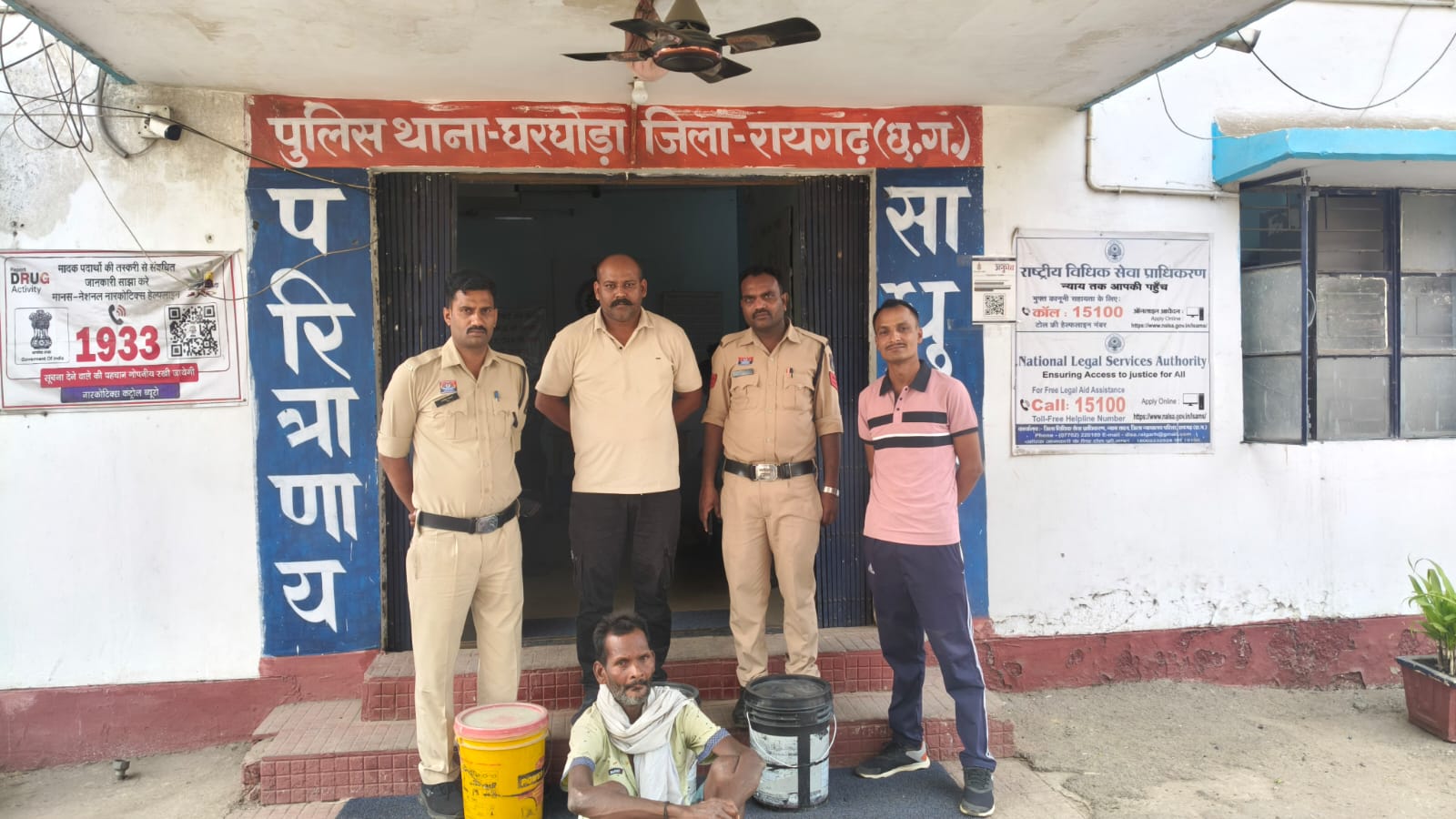 ऑपरेशन &ldquo;आघात&rdquo; का असर: घरघोड़ा पुलिस की ताबड़तोड़ कार्रवाई में 60 लीटर कच्ची महुआ शराब जब्त, अवैध कारोबार करने वाला आरोपी गिरफ्तार
