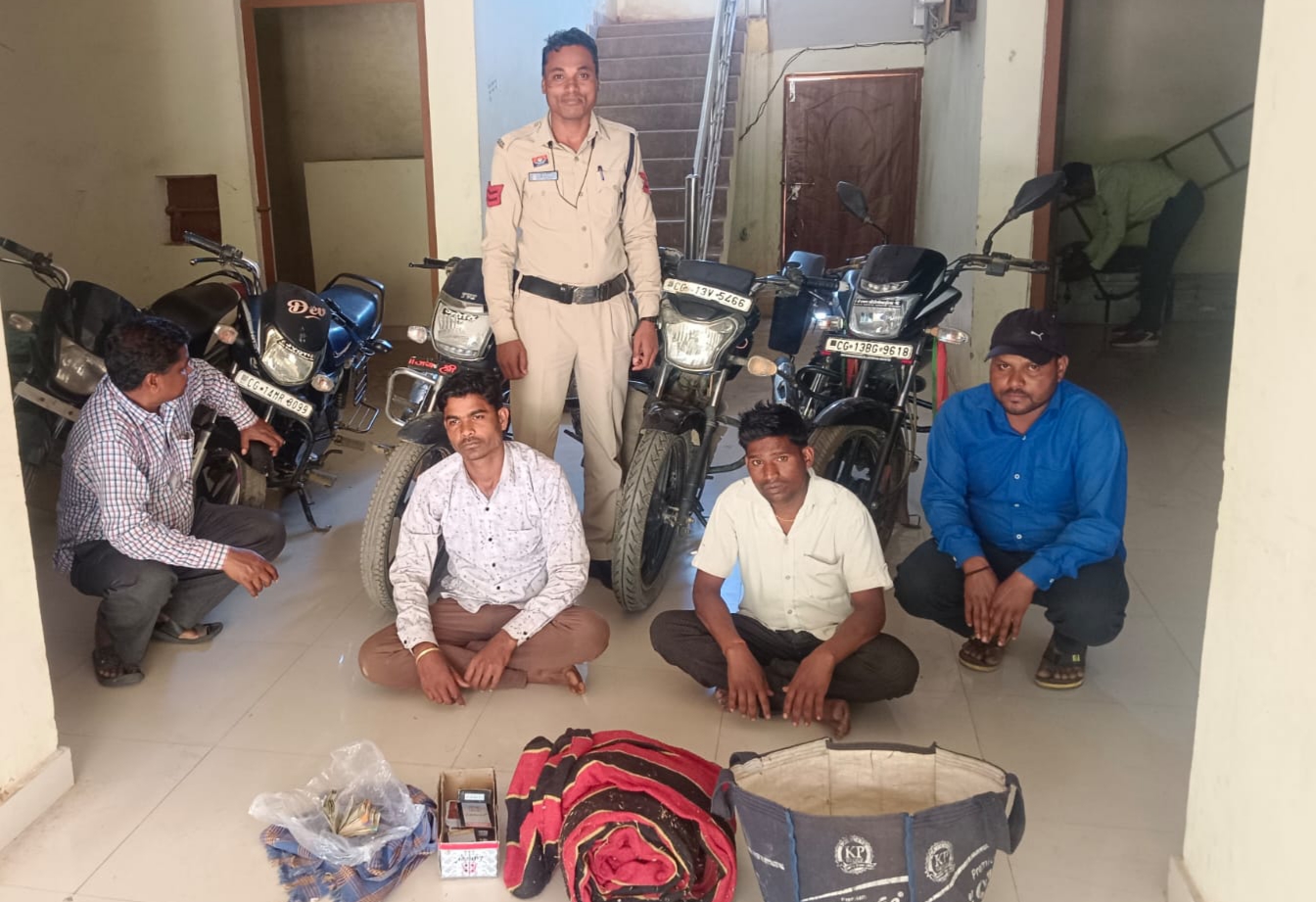 जंगल में सज रही थी 52 पत्ती की जुआ महफिल, पुलिस ने मारी दबिश &mdash;&nbsp; 4 जुआरी धराए &mdash; नगदी, मोबाइल और 5 बाइक समेत 1.10 लाख की जब्ती