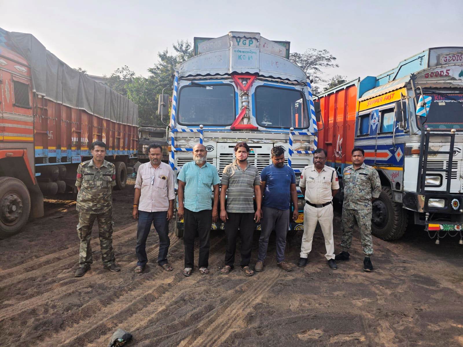 ऑपरेशन प्रहार&rdquo; से कांपा अवैध कबाड़ कारोबार &mdash; रायगढ़ पुलिस की ताबड़तोड़ कार्रवाई में 6 वाहन समेत 83 लाख से ज्यादा की संपत्ति जब्त