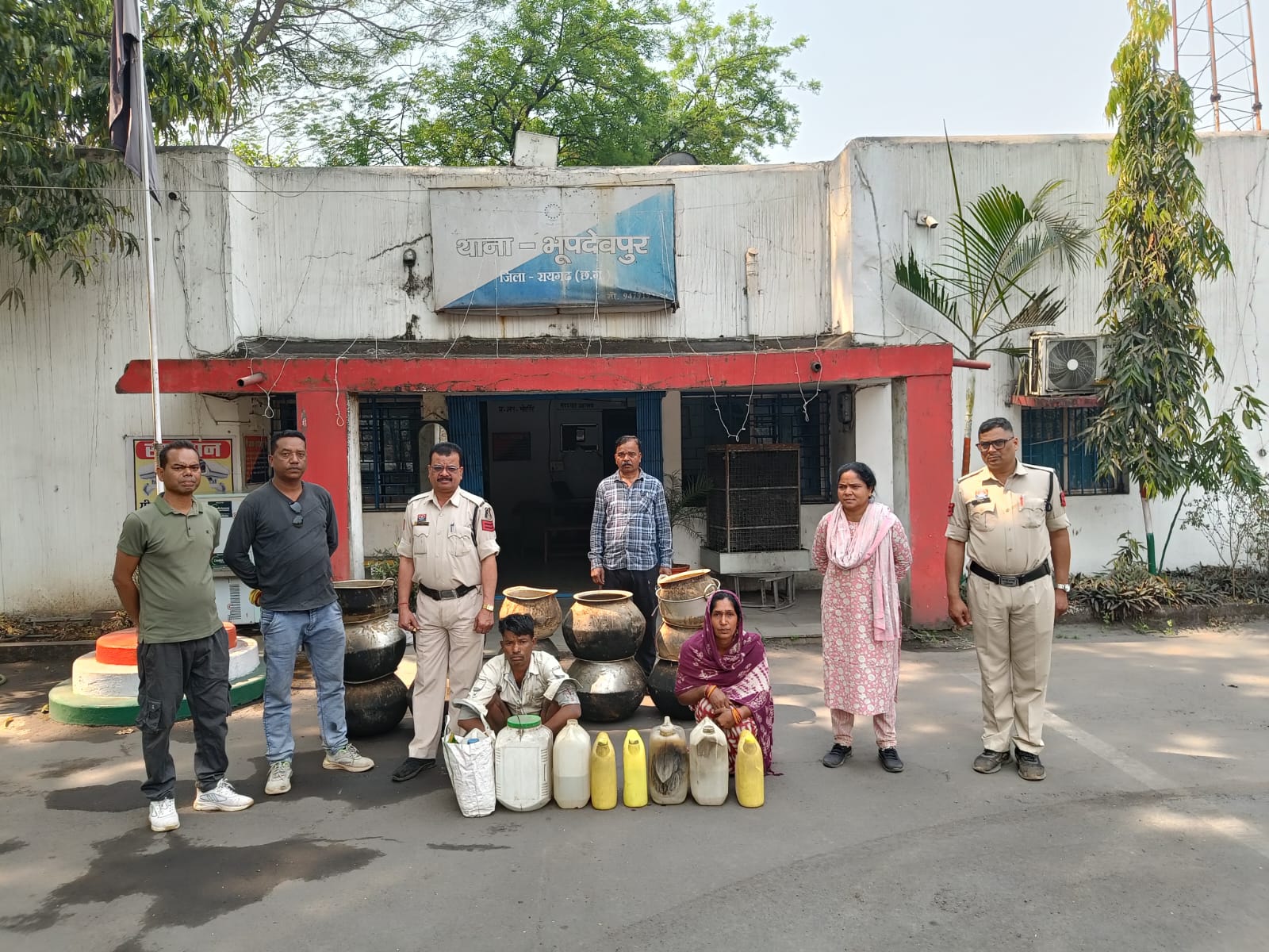 ऑपरेशन आघात&rdquo; का कड़ा प्रहार : तीन थानों की संयुक्त कार्रवाई में 84 लीटर अवैध महुआ शराब जब्त, चार आरोपी गिरफ्तार &mdash; एसएसपी का साफ संदेश, अवैध कारोबारियों को नहीं मिलेगी कोई राहत