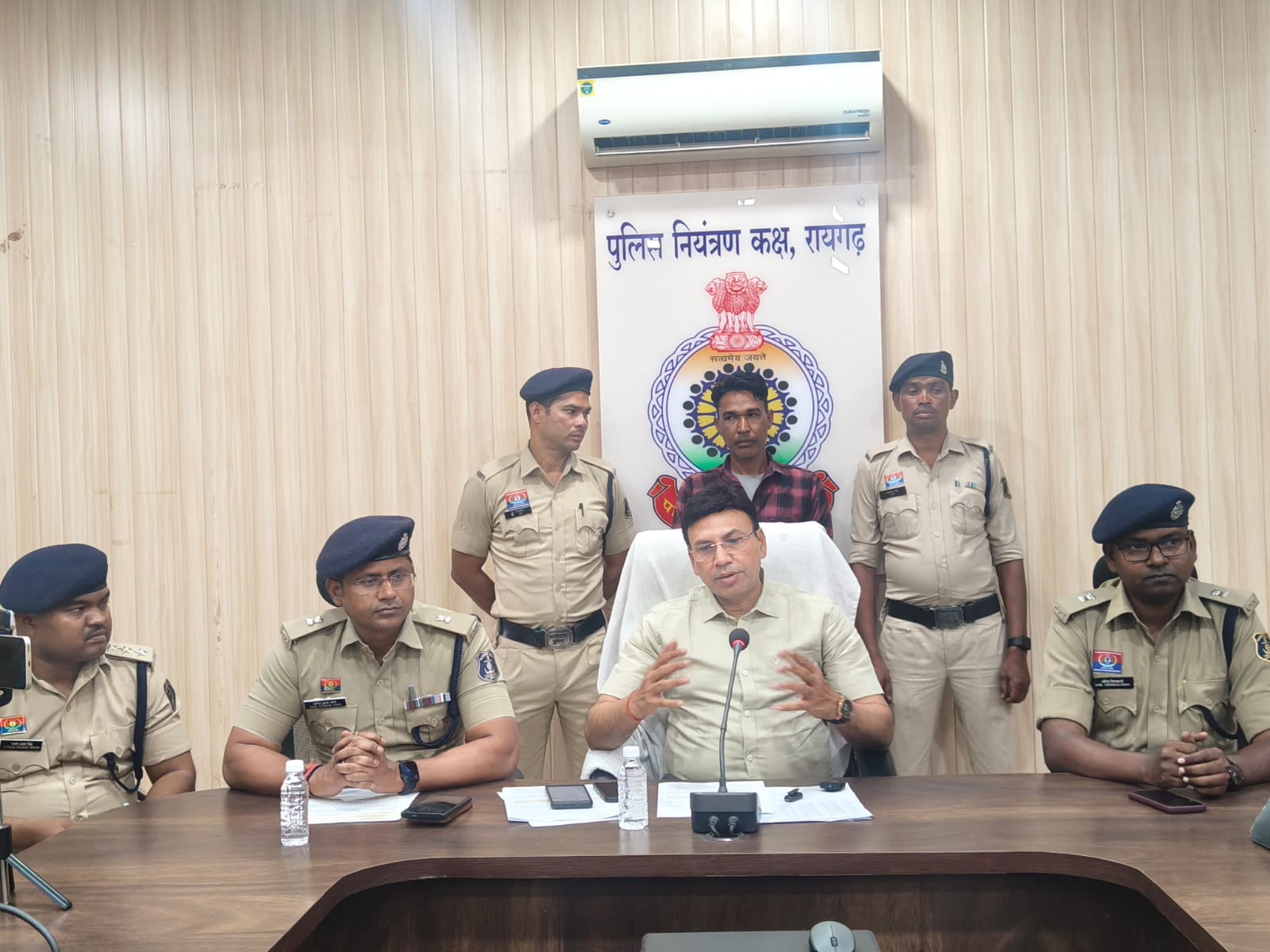ऑपरेशन तलाश&rdquo; का बड़ा असर: 5 दिन में 246 वारंटियों की गिरफ्तारी, उड़ीसा के दो शातिर स्थायी वारंटी भी दबोचे &mdash; एसएसपी शशि मोहन सिंह की सख्ती से फरार आरोपियों में मचा हड़कंप ⚡