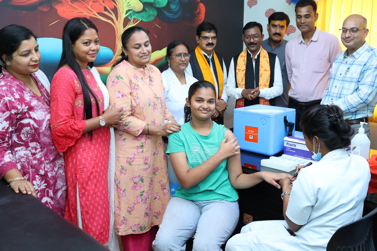 जिला चिकित्सालय से शुरू हुआ अभियान, 14 से 15 वर्ष आयु वर्ग की छात्राओं को लगाया जाएगा निःशुल्क टीका, अभिभावकों से बेटियों को टीकाकरण कराने की अपील