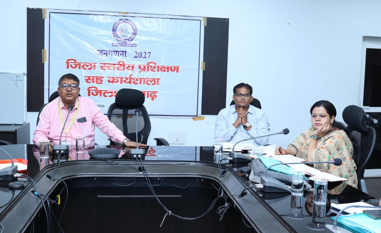 जनगणना की तैयारियों को लेकर प्रशासन सक्रिय, अधिकारियों को दिया गया रिफ्रेशर प्रशिक्षण मई से शुरू होगा मकान सूचीकरण और मकानों की गणना का फील्ड कार्य, दो चरणों में पूरी होगी प्रक्रिया