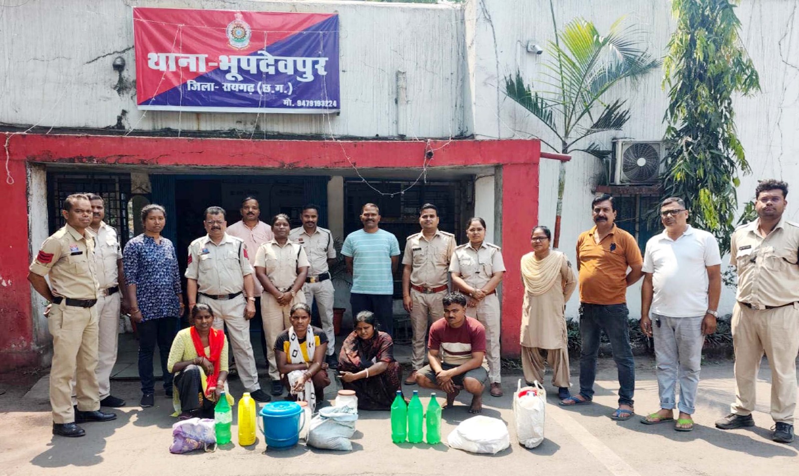 भूपदेवपुर क्षेत्र में अवैध महुआ शराब के खिलाफ बड़ी कार्रवाई, पुलिस-आबकारी की संयुक्त दबिश में 92.5 लीटर शराब व 200 किलो महुआ लाहन जब्त