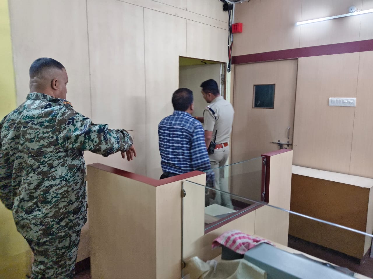 रायगढ़ में टली बड़ी बैंक लूट की वारदात: जूटमिल पुलिस की सतर्कता से आधी रात में ध्वस्त हुई लुटेरों की साजिश, चैनल गेट तोड़कर बैंक में घुसे बदमाश डीवीआर उखाड़कर लॉकर तोड़ने ही वाले थे कि पहुंच गई पुलिस&mdash;फरार आरोपियों की तलाश तेज,