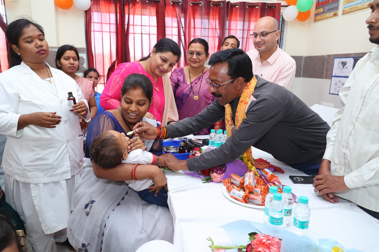 &ldquo;शिशु संरक्षण माह&rdquo; का भव्य आगाज़: 9 माह से 5 वर्ष तक के बच्चों को 12 जानलेवा बीमारियों से बचाने के लिए टीकाकरण अभियान शुरू, 21 अप्रैल तक चलेगा विशेष कार्यक्रम