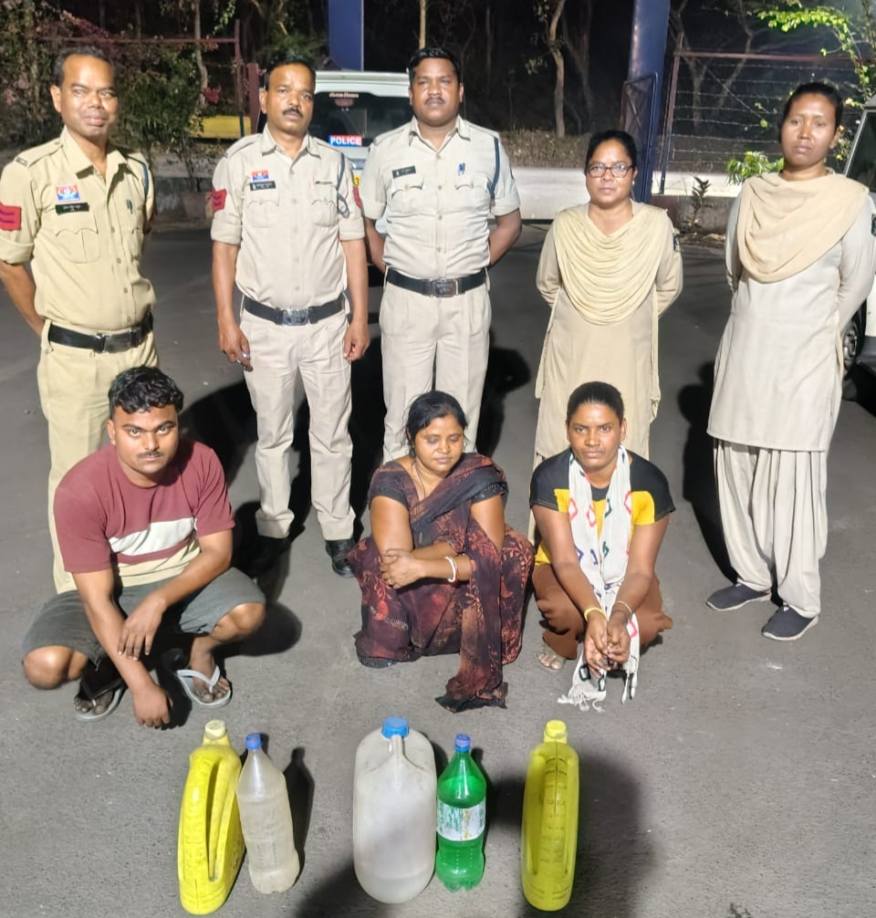 &ldquo;ऑपरेशन आघात&rdquo; का कहर जारी : 24 घंटे में ताबड़तोड़ छापेमारी से अवैध शराब कारोबारियों में हड़कंप, तीन थानों की संयुक्त कार्रवाई में 80 लीटर महुआ शराब जब्त, 5 आरोपी दबोचे गए