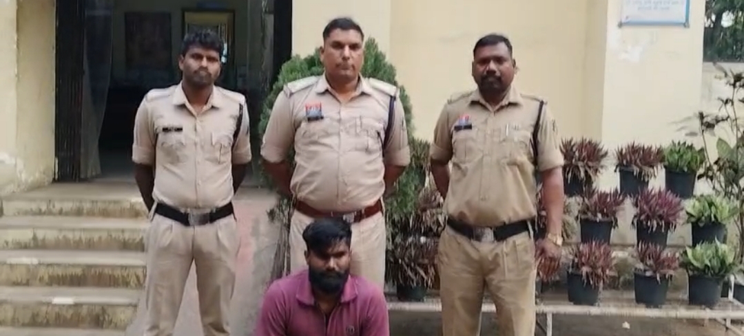 &ldquo;ऑपरेशन तलाश&rdquo; में रायगढ़ पुलिस का बड़ा एक्शन &mdash; लिव-इन पार्टनर संग रची चोरी की साजिश का मास्टरमाइंड निलेश साहू गिरफ्तार, ₹3.20 लाख के सोने के सिक्के बरामद