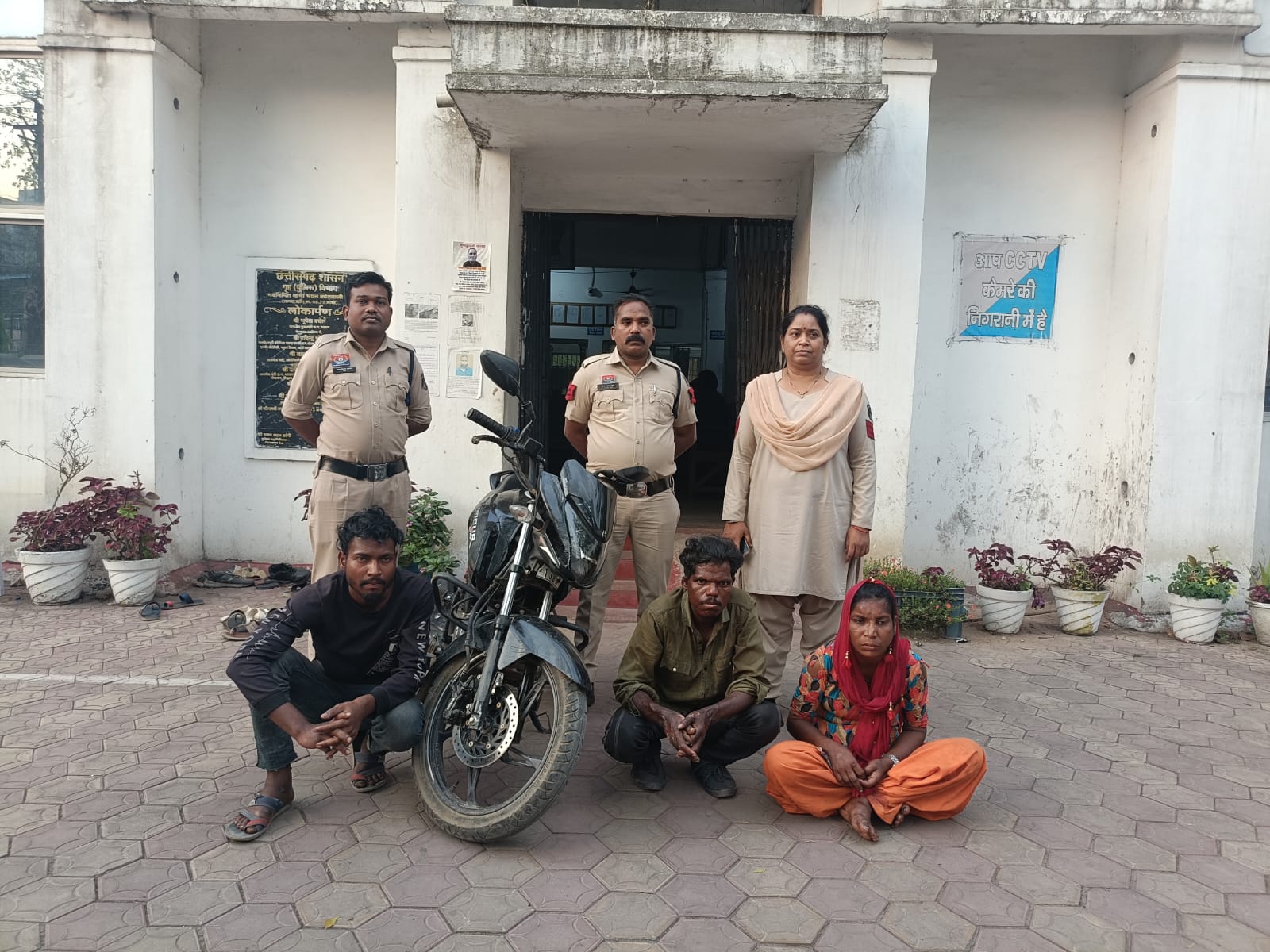कोतवाली पुलिस की मुस्तैदी से 24 घंटे में बड़ी सफलता: जिला अस्पताल से चोरी हुई हीरो ग्लैमर एक्स-टेक बाइक बरामद, महिला सहित तीन आरोपी गिरफ्तार