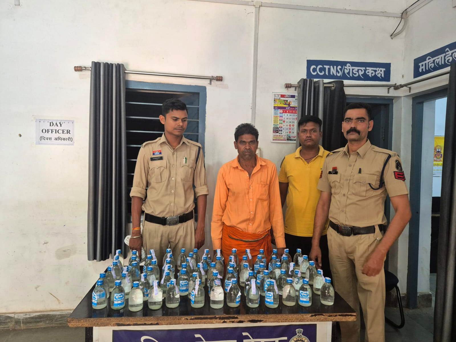 &ldquo;ऑपरेशन आघात&rdquo; का पुसौर में जबरदस्त असर: पुलिस ने स्कूटी से हो रही अवैध शराब तस्करी पर कसा शिकंजा, 70 नग देशी शराब के साथ आरोपी गिरफ्तार