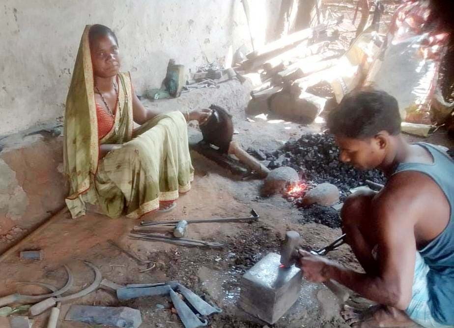 दिलमोती अगरिया ने लोहे के हुनर से बदली अपनी जिंदगी,महिला समूह से जुड़कर शुरू किया आजीविका कार्य, अब खुद बना रही रोजगार का रास्ता