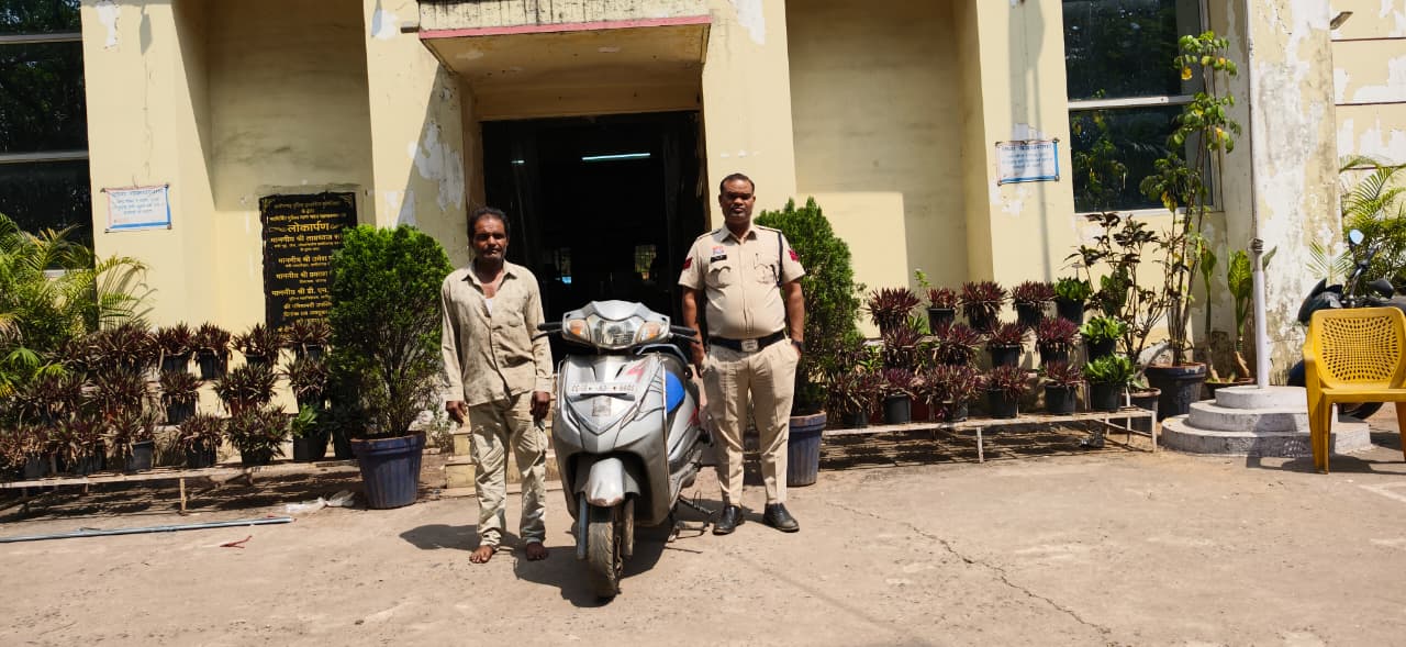होली के दिन चाबी लगी स्कूटी उड़ाने वाला शातिर चोर आखिरकार पुलिस के शिकंजे में, ग्राहक तलाशते ही धराया &mdash; रायगढ़ पुलिस की त्वरित कार्रवाई से मचा हड़कंप