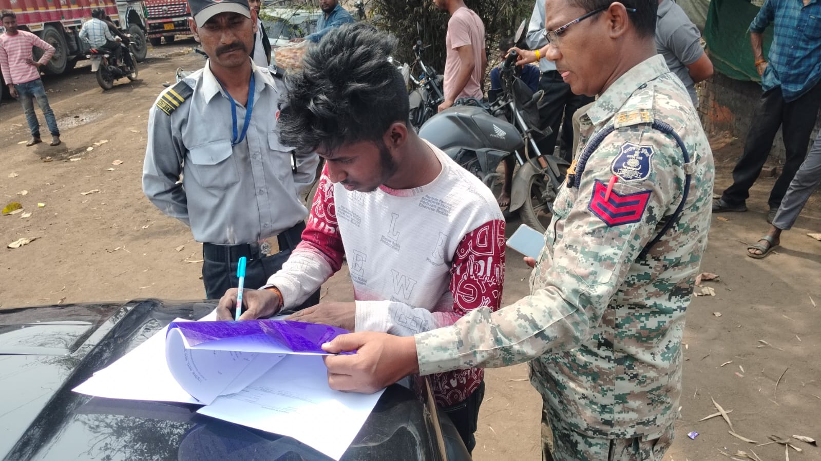 ऑपरेशन प्रहार&rdquo; का ताबड़तोड़ असर &mdash; 24 घंटे में रायगढ़ पुलिस की 3 बड़ी कार्रवाई, करोड़ों के अवैध कबाड़ नेटवर्क पर कसा शिकंजा
