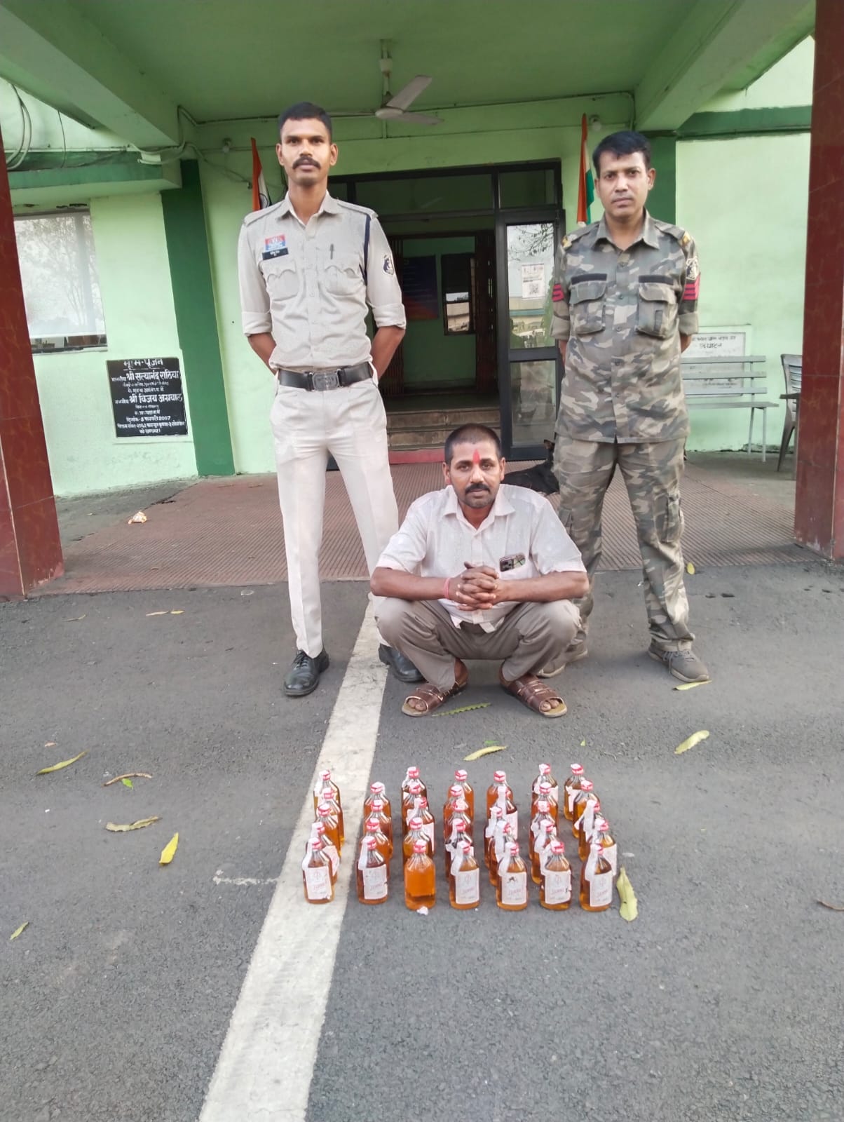 ऑपरेशन आघात&rdquo; का बड़ा प्रहार: होटल की आड़ में चल रहा था शराब का काला कारोबार, पुलिस की रेड में 35 पाव अंग्रेजी शराब जब्त, संचालक गिरफ्तार
