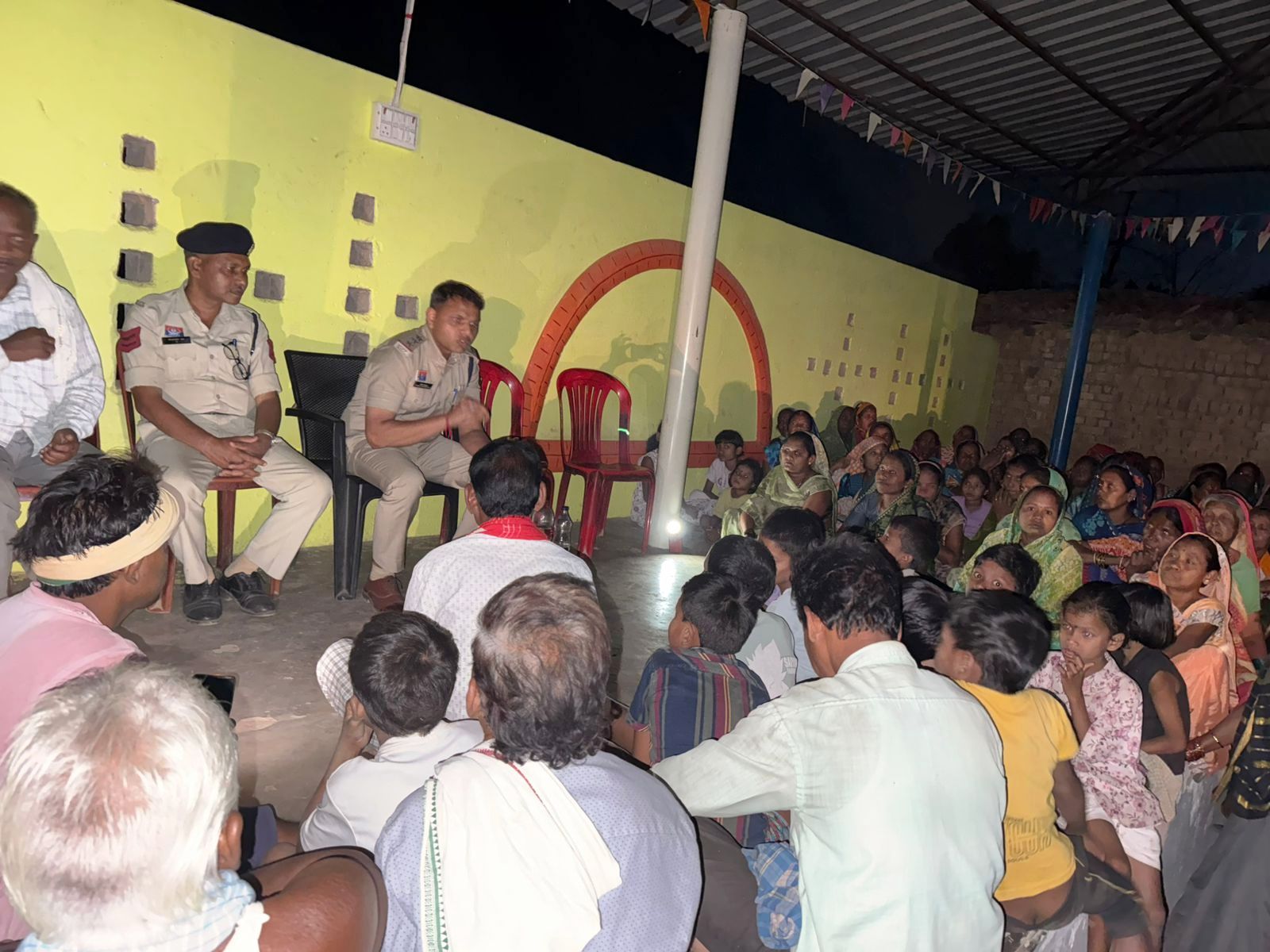 ऑपरेशन आघात&rdquo; के तहत रायगढ़ पुलिस की दोहरी रणनीति&mdash;एक ओर सख्त कार्रवाई, दूसरी ओर जनजागरूकता से बदल रहा गांव का माहौल