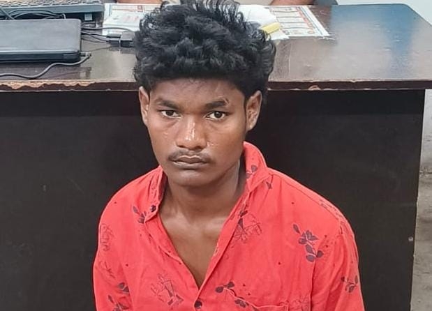 रात के सन्नाटे में घर में घुसकर हमला&hellip; कोतवाली पुलिस का ताबड़तोड़ एक्शन, चंद घंटों में दबोचा गया आदतन बदमाश, धारदार चाकू बरामद &mdash; फरार साथी की सरगर्मी से तलाश जारी