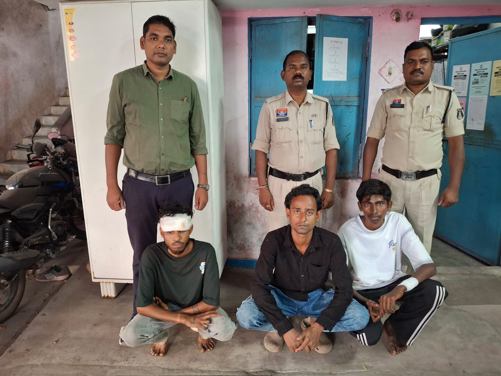 मारपीट, हथियारबाजी और दहशत फैलाने वालों पर रायगढ़ पुलिस का सख्त एक्शन&mdash;दो थाना क्षेत्रों में 6 आरोपी दबोचे, तलवार और खुरपी जब्त, सभी को न्यायिक रिमांड, जिले में लगातार जारी सख्ती!