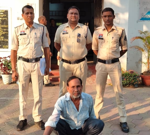 मोबाइल बना सट्टे का अड्डा! मस्जिदपारा और ढिमरापुर में चल रहा था ऑनलाइन जुआ का खेल &mdash; पुलिस की दबिश में रंगे हाथ पकड़े गए आरोपी, लाखों के नेटवर्क का खुलासा संभव